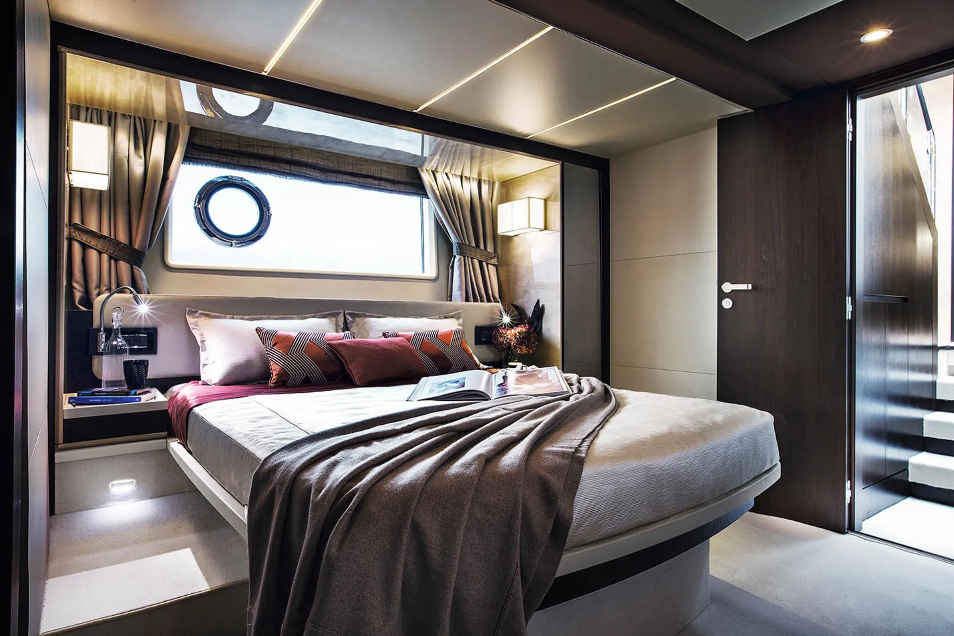 68ft Azimut Flybridge – Luxury Miami, Bahamas The Keys Yacht Charter