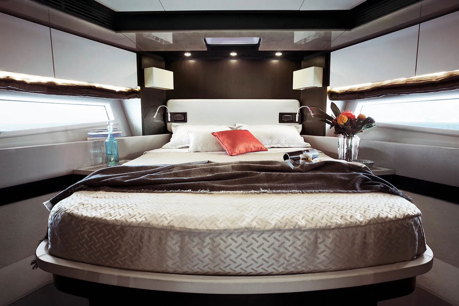 68ft Azimut Flybridge – Luxury Miami, Bahamas The Keys Yacht Charter
