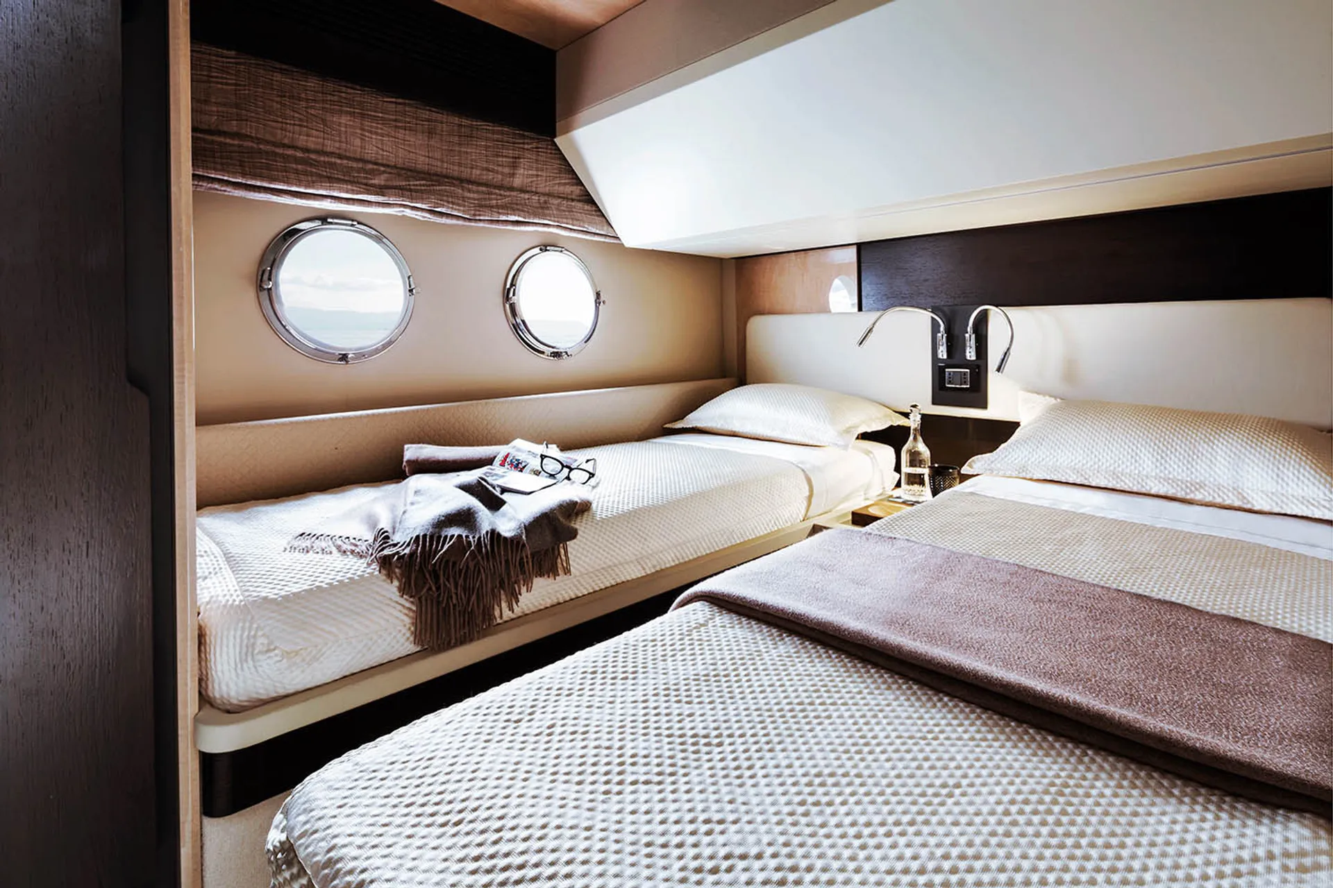 68ft Azimut Flybridge – Luxury Miami, Bahamas The Keys Yacht Charter