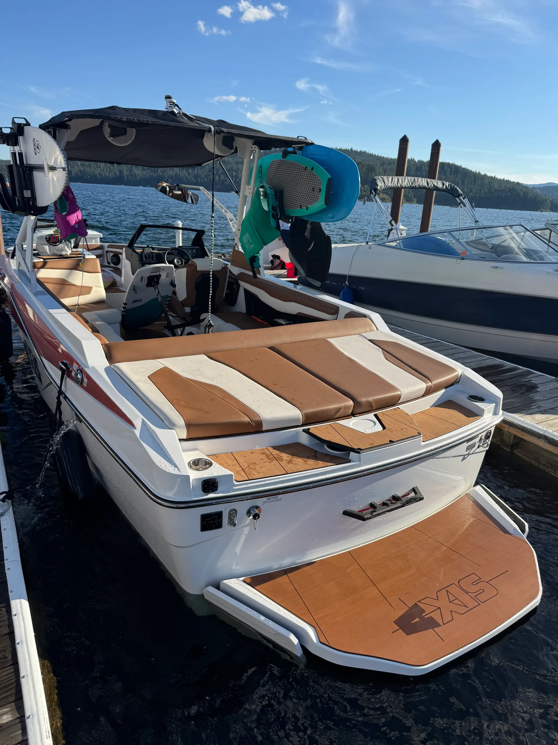 2024 Axis T235 wakesurf (16 people)