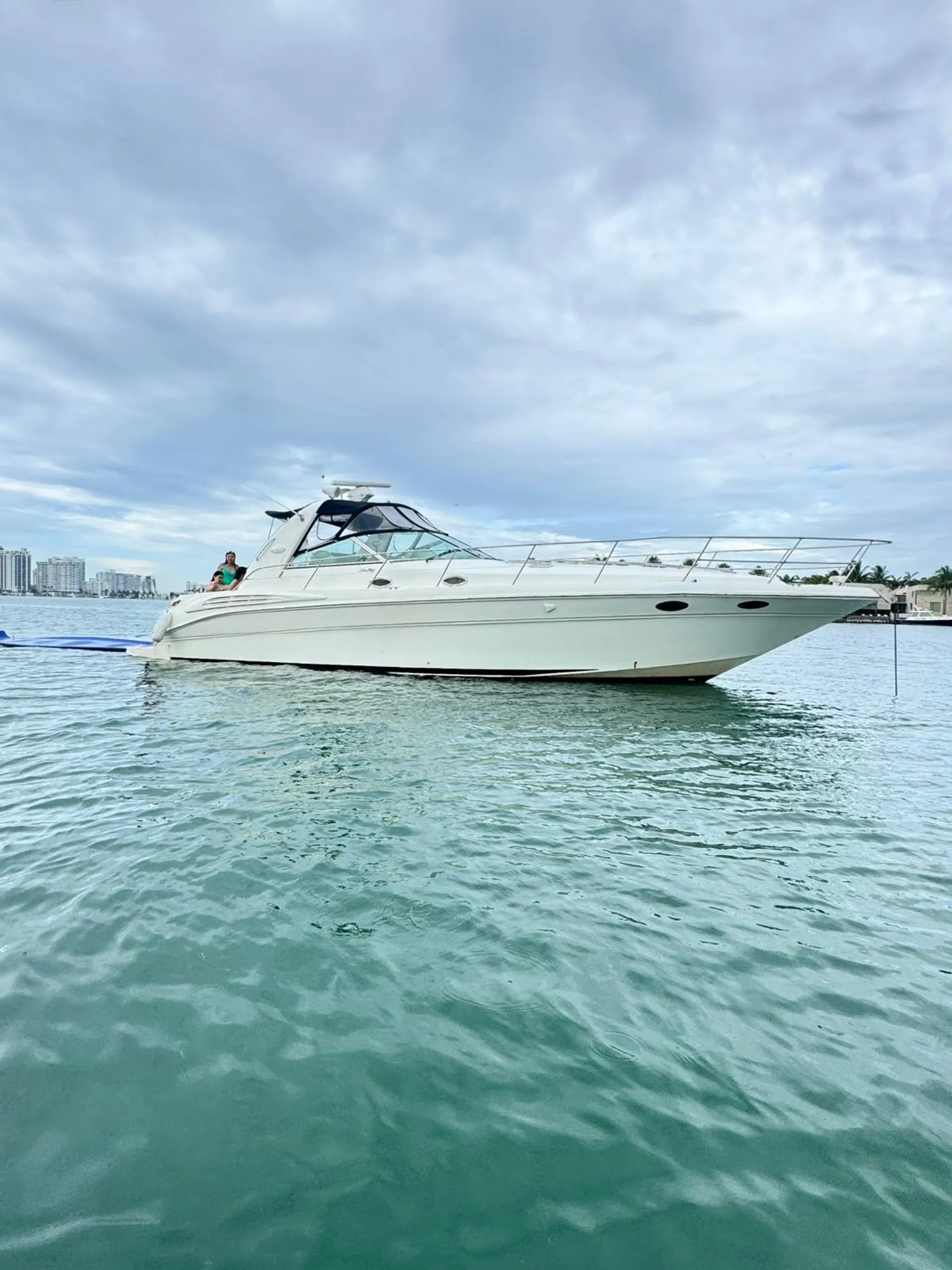 🌊 Luxury yacht deal: 1 FREE Hour aboard the 45’ Ocean Breeze