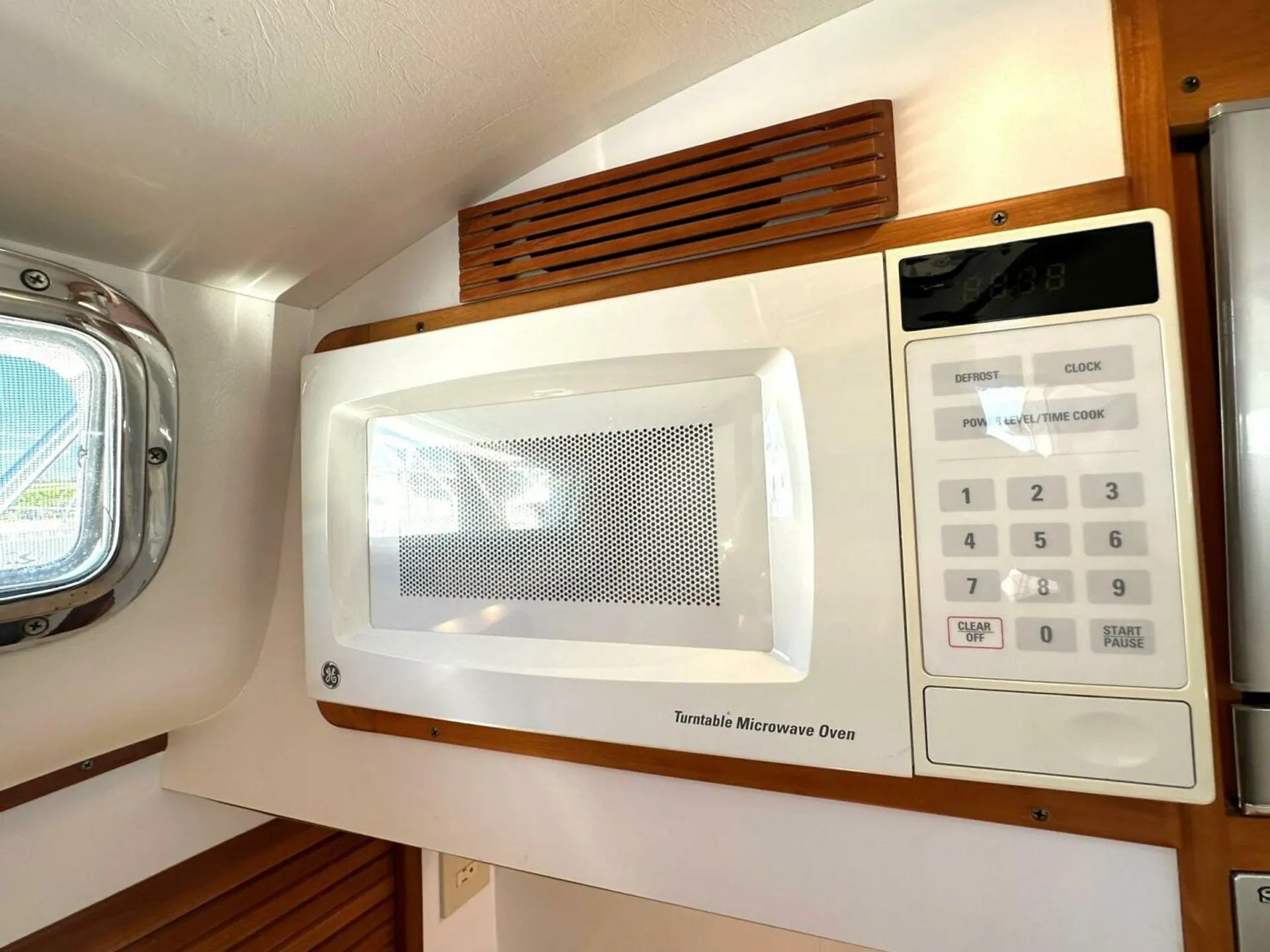 37' Luxury Private Yacht - Washington DC Potomac Boat Tours