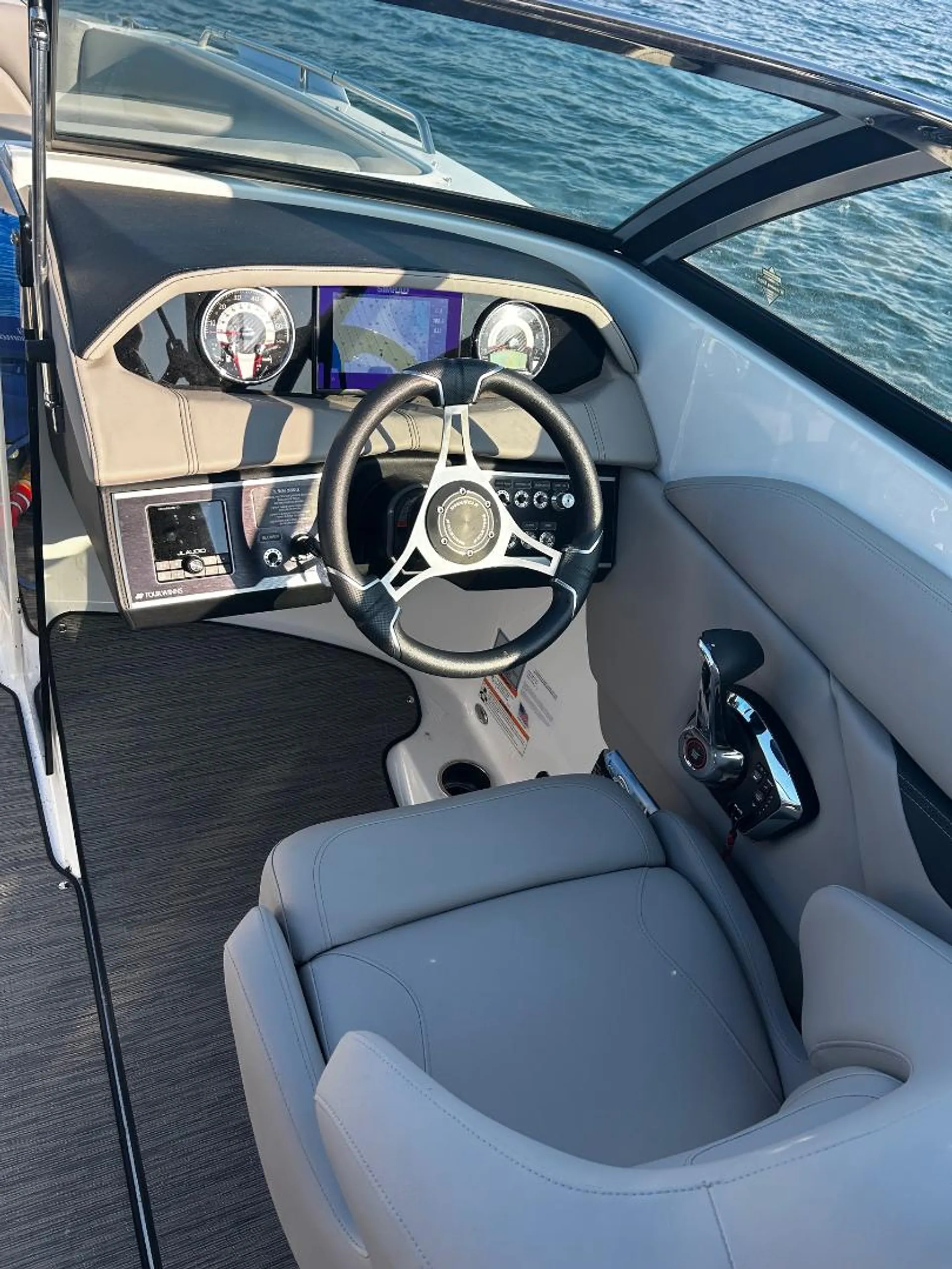 FOUR WINNS HD8 in Six Mile, SC — photo 3