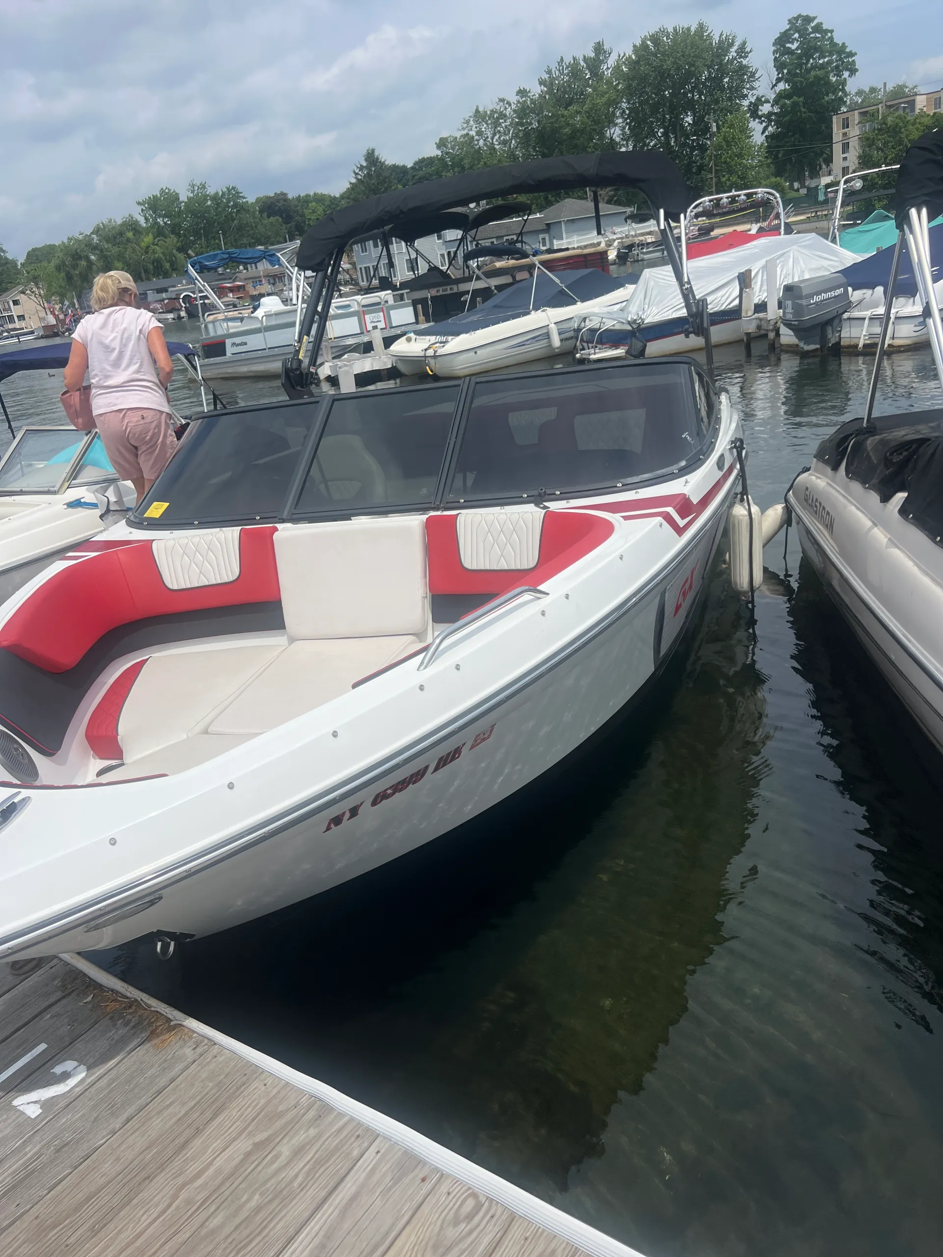 Cruise on a spacious and sporty 2021 Glastron GX215