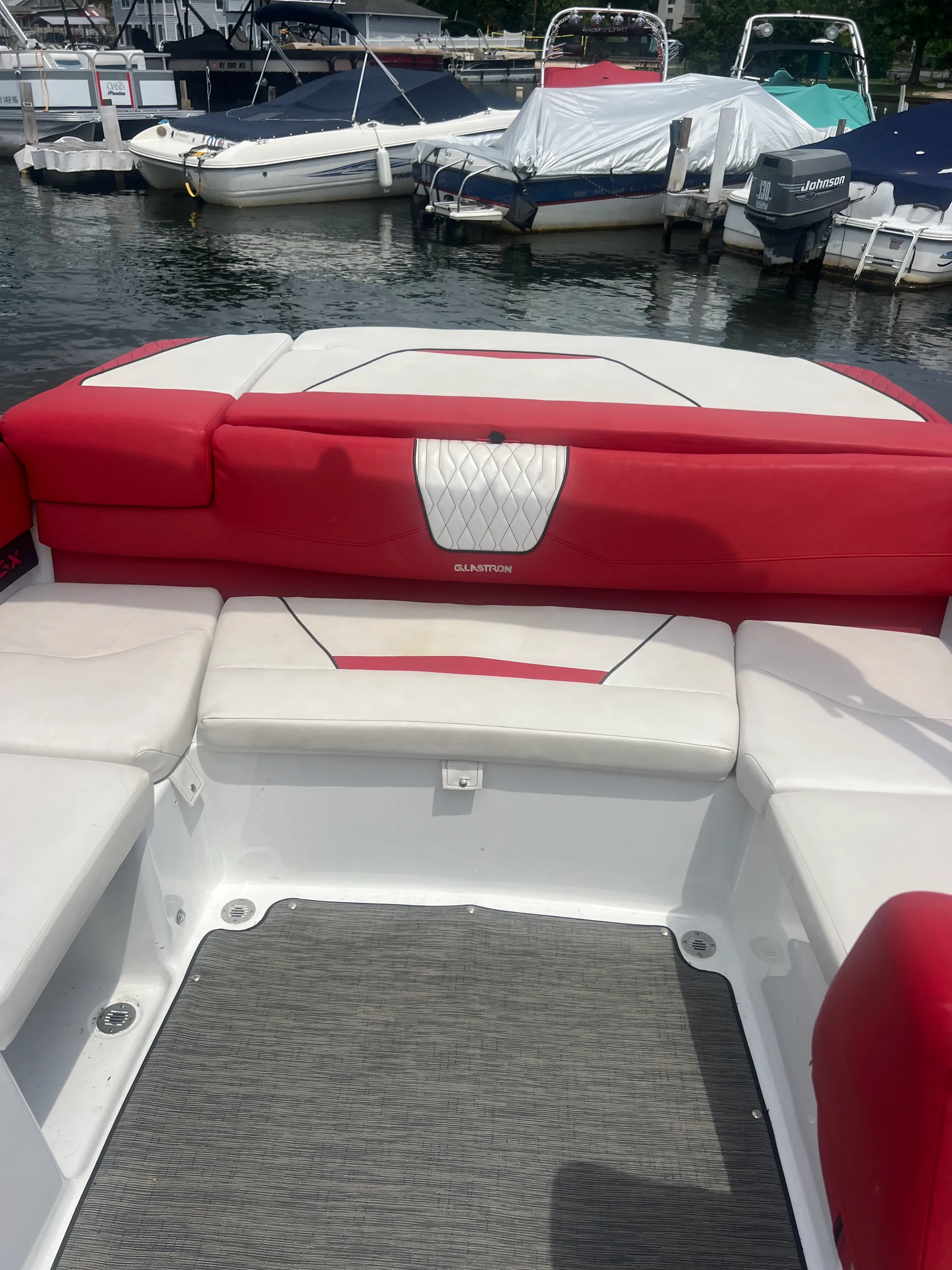 Cruise on a spacious and sporty 2021 Glastron GX215