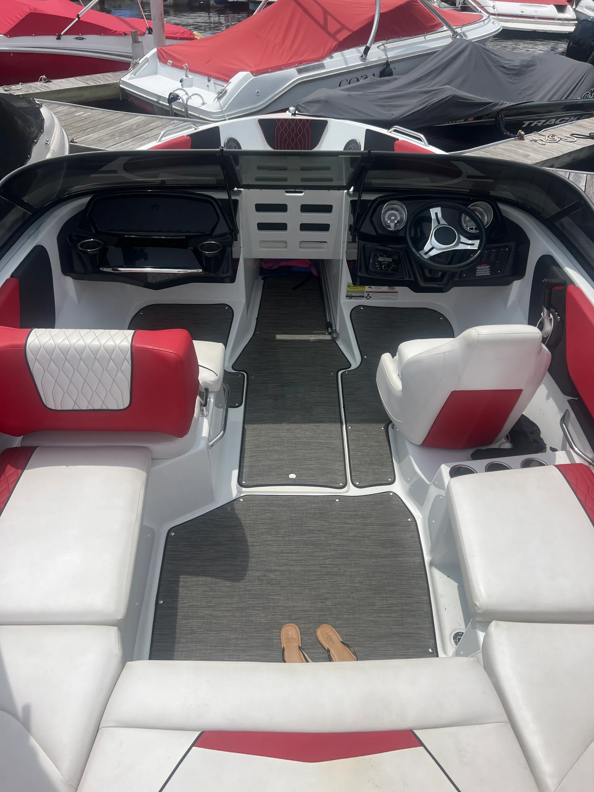 Cruise on a spacious and sporty 2021 Glastron GX215