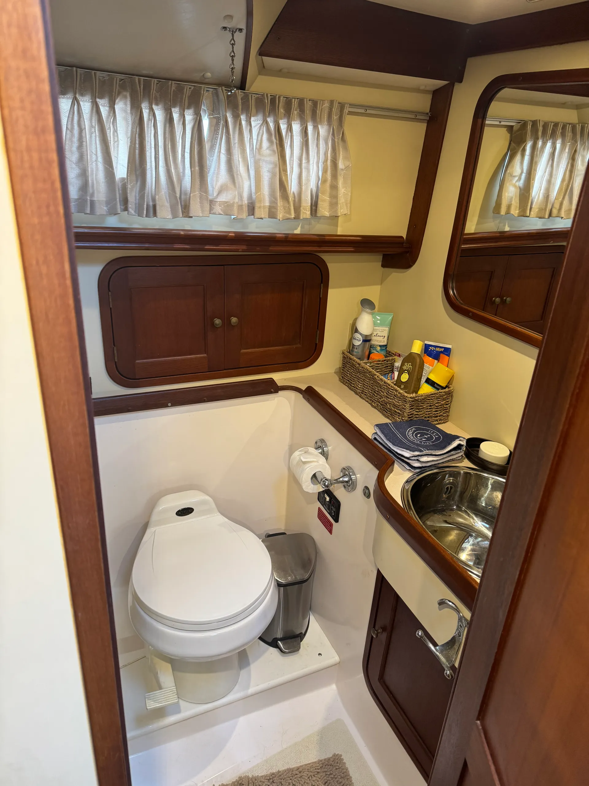 37' Luxury Private Yacht - Washington DC Potomac Boat Tours