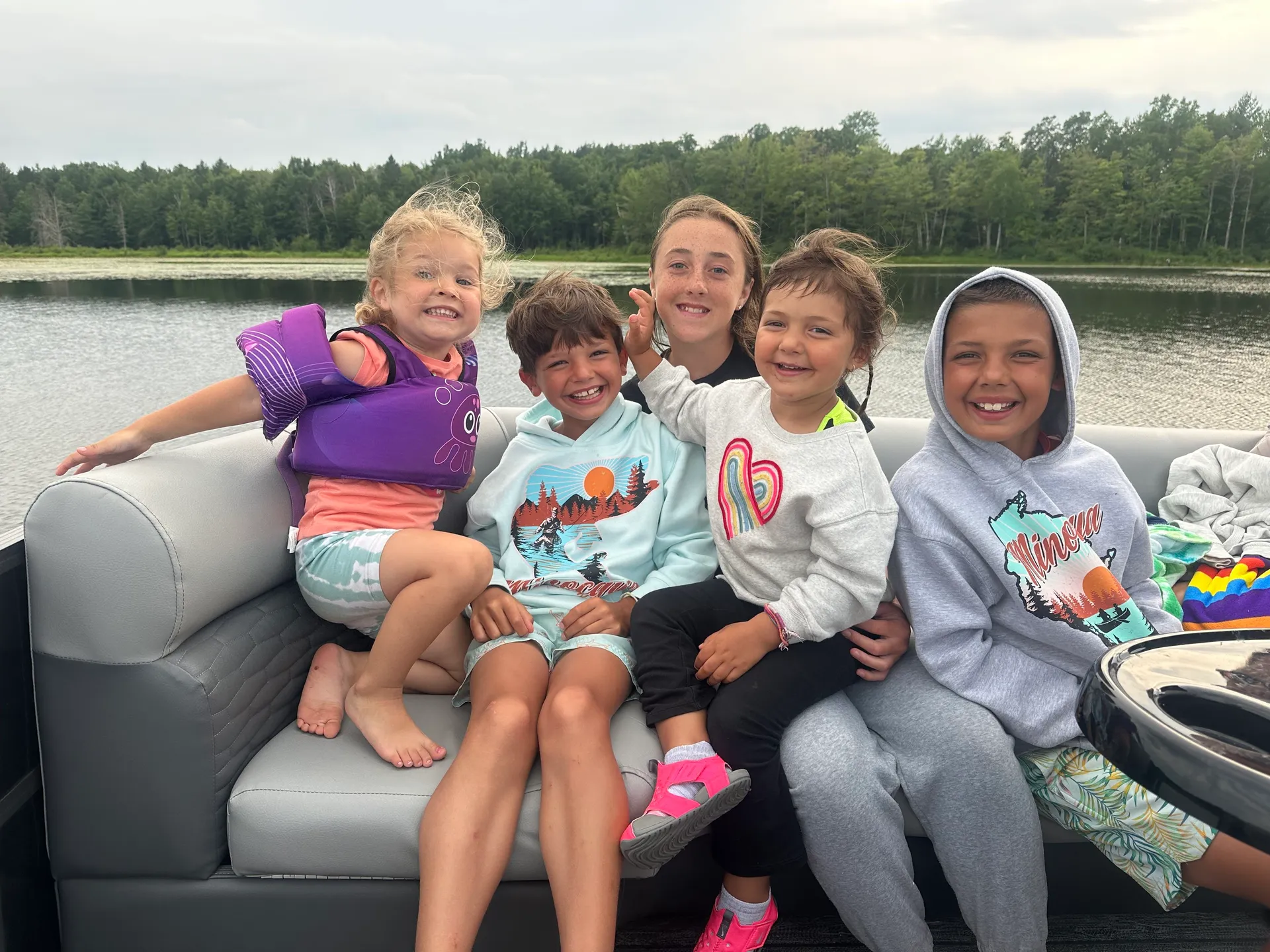 2023 24ft Pontoon Boat – Adventure & Relaxation on the Water!