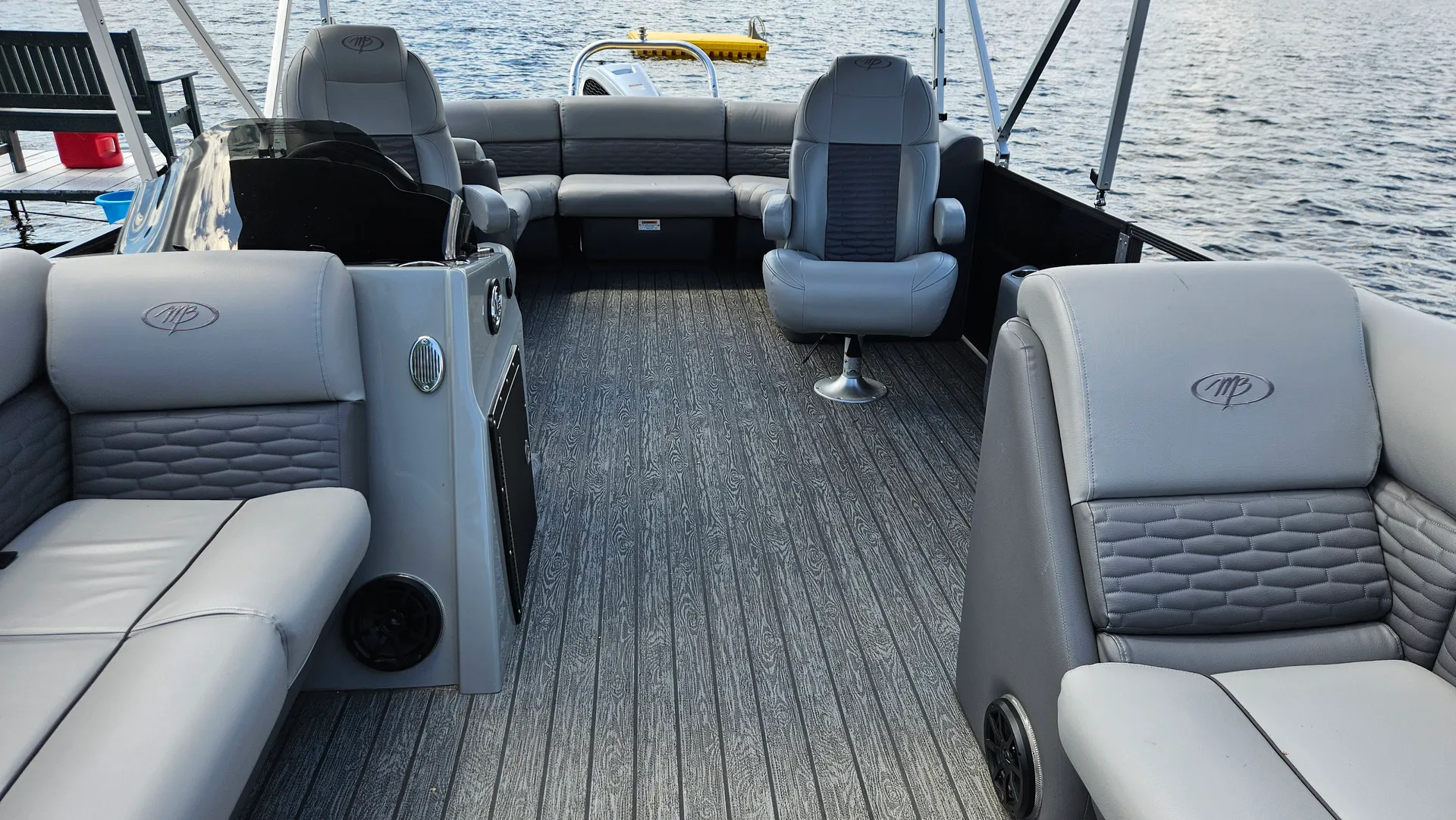 2023 24ft Pontoon Boat – Adventure & Relaxation on the Water!