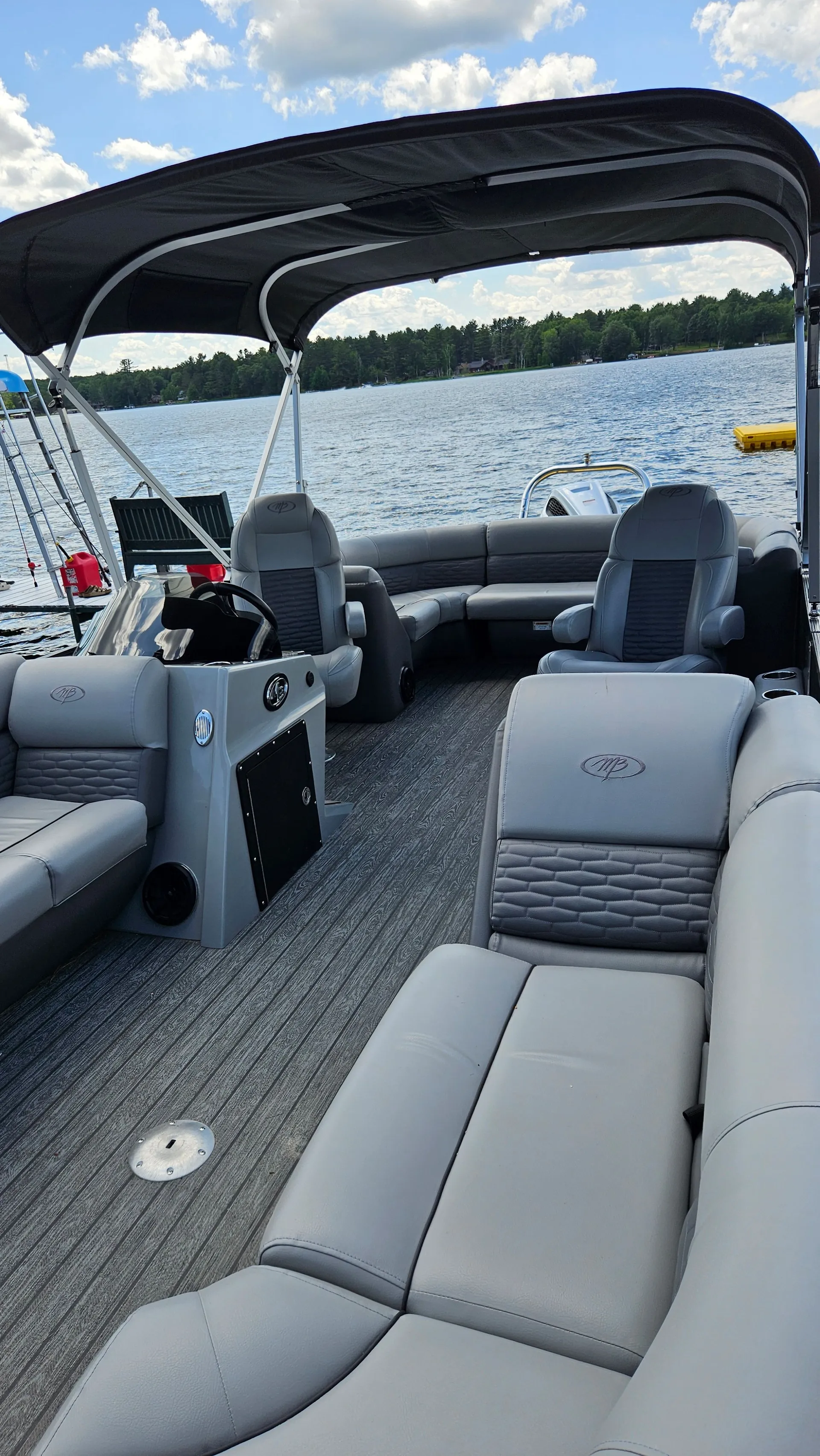 2023 24ft Pontoon Boat – Adventure & Relaxation on the Water!