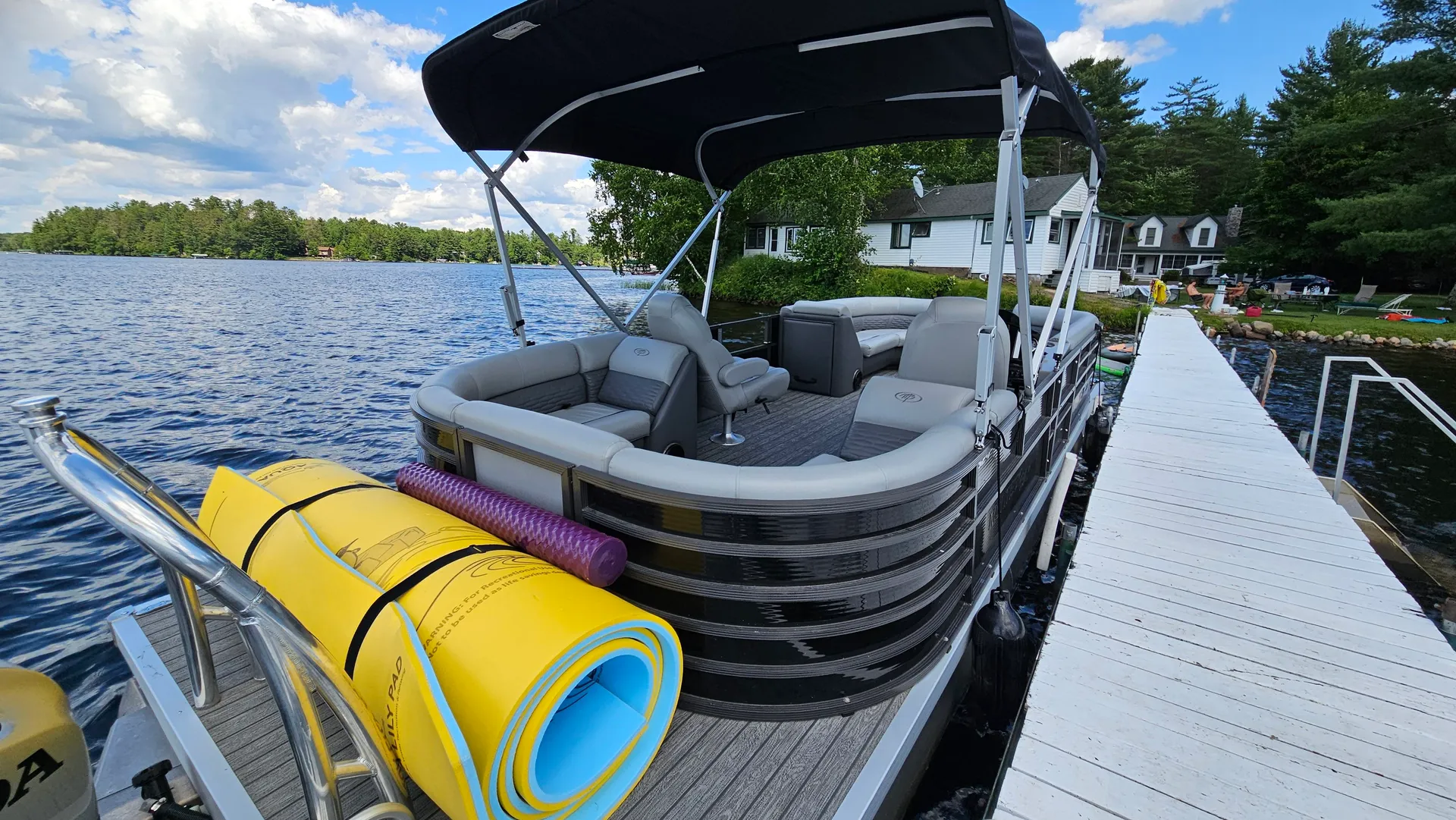 2023 24ft Pontoon Boat – Adventure & Relaxation on the Water!