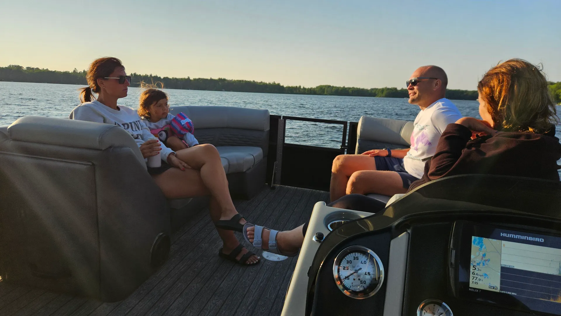 2023 24ft Pontoon Boat – Adventure & Relaxation on the Water!