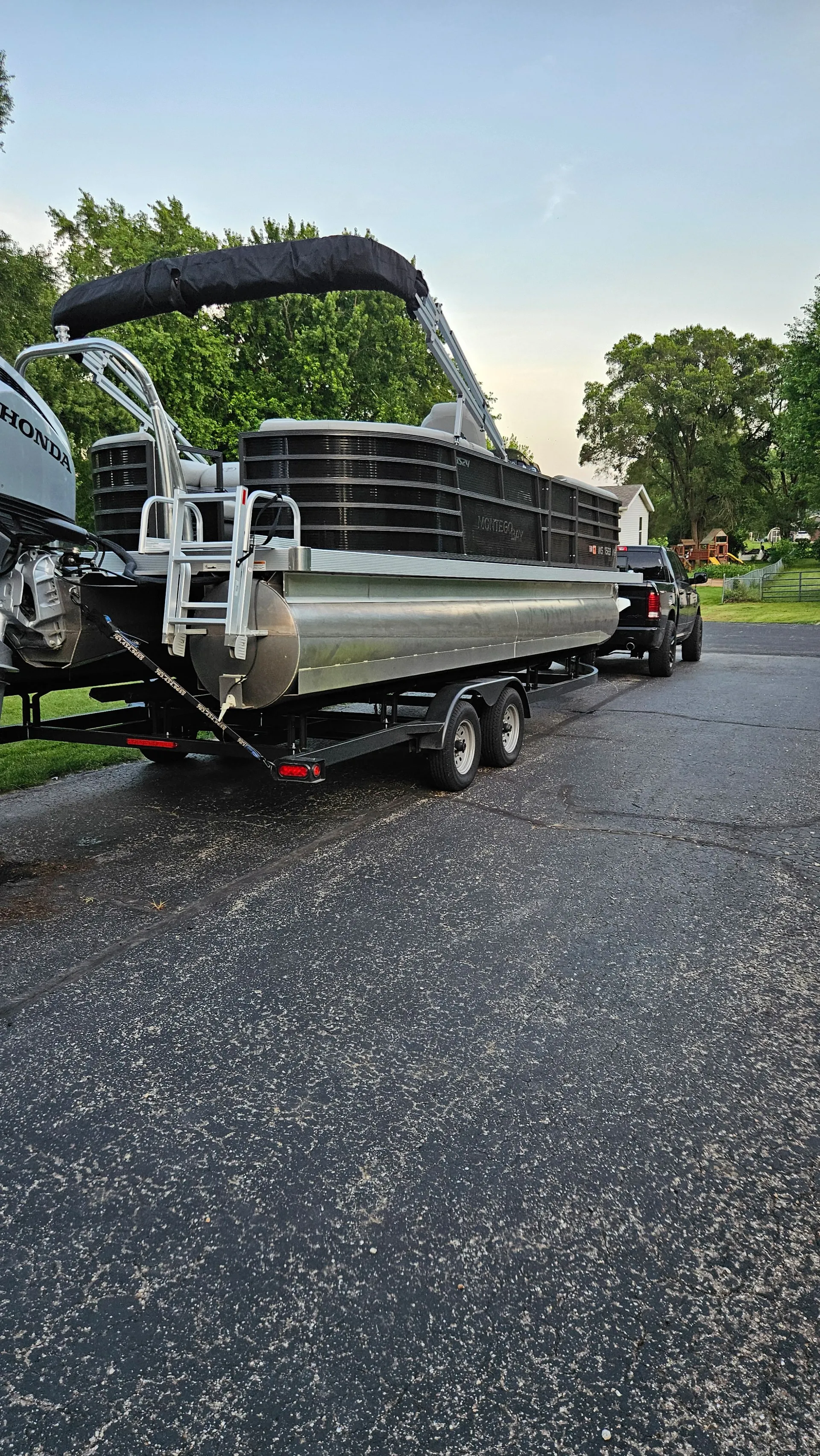 2023 24ft Pontoon Boat – Adventure & Relaxation on the Water!