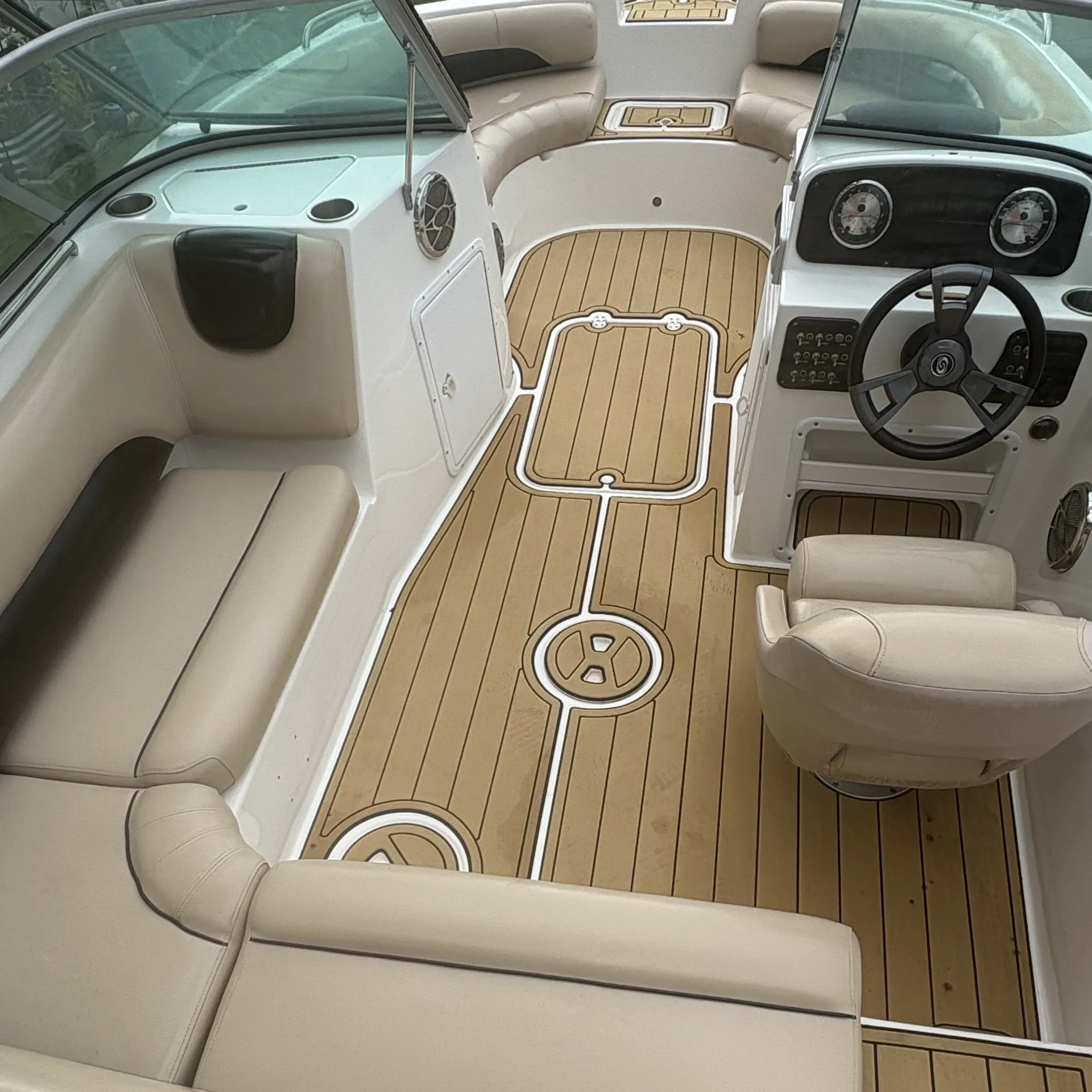 Fun Spacious Deck Boat Seats up to 10 Guests