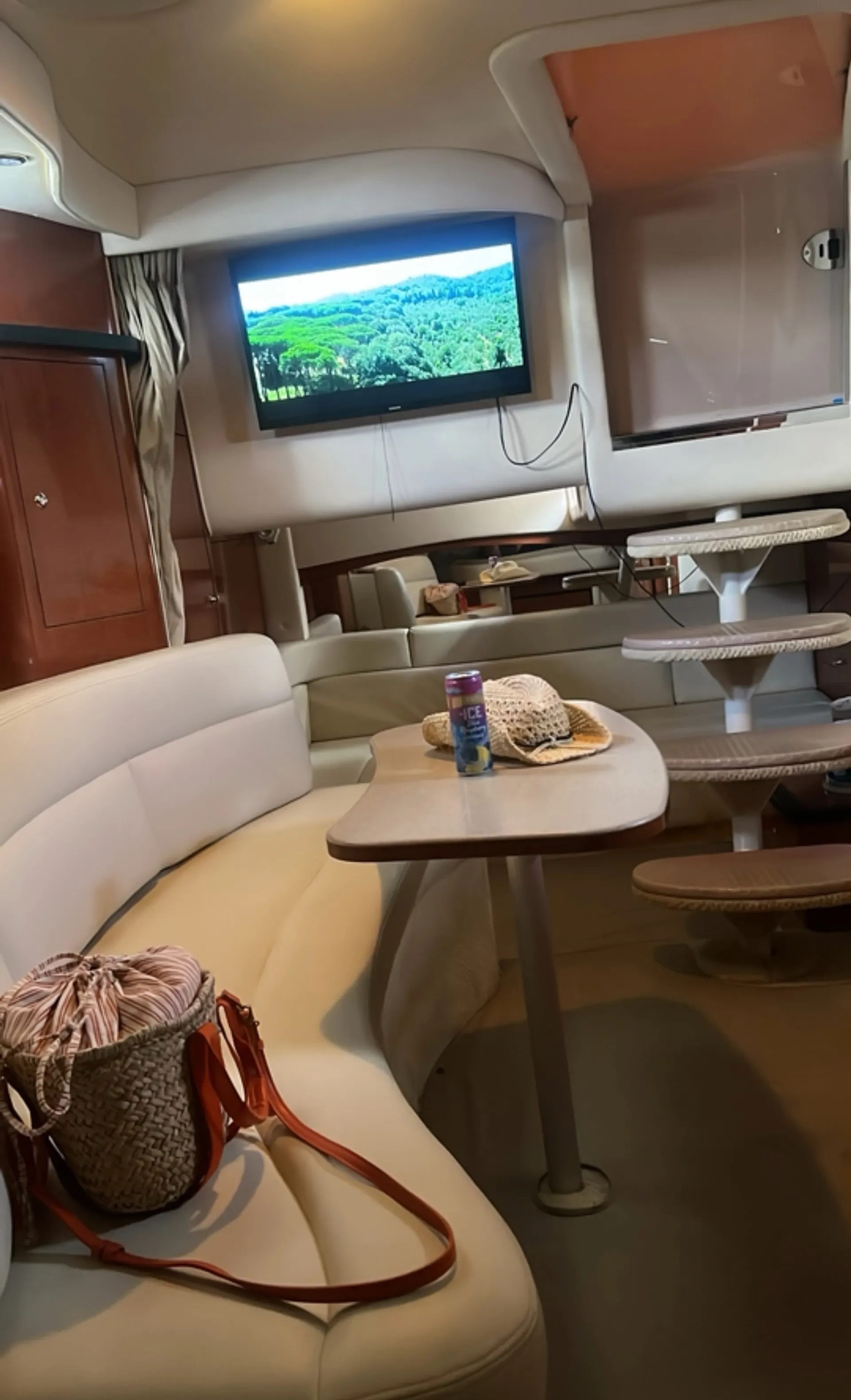 🌊 Cruise SWFL in Style – Sea Ray Sundancer Yacht for Rent! 🚤☀️