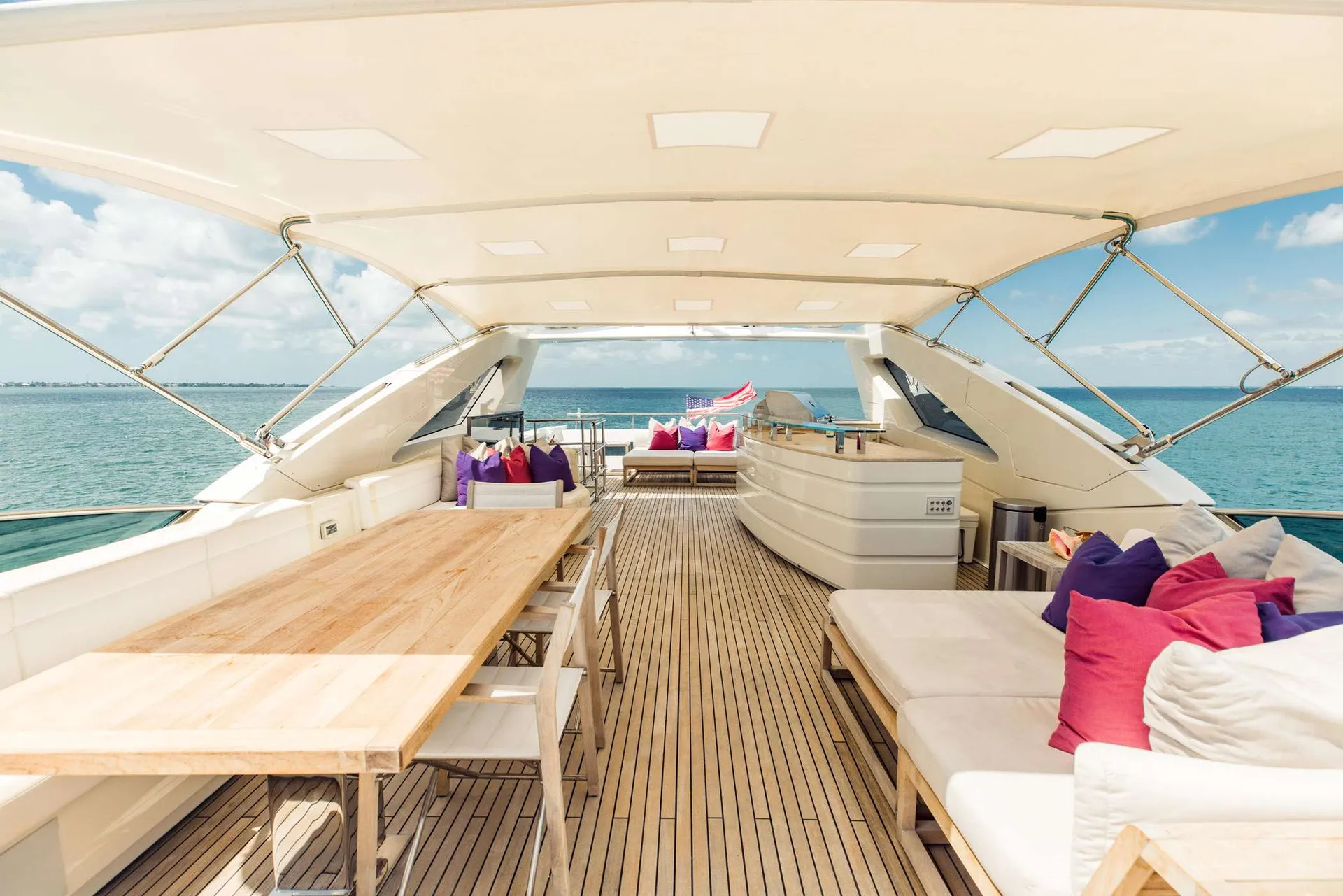 Stunning 105’ Dominator in Miami Beach with JACUZZI