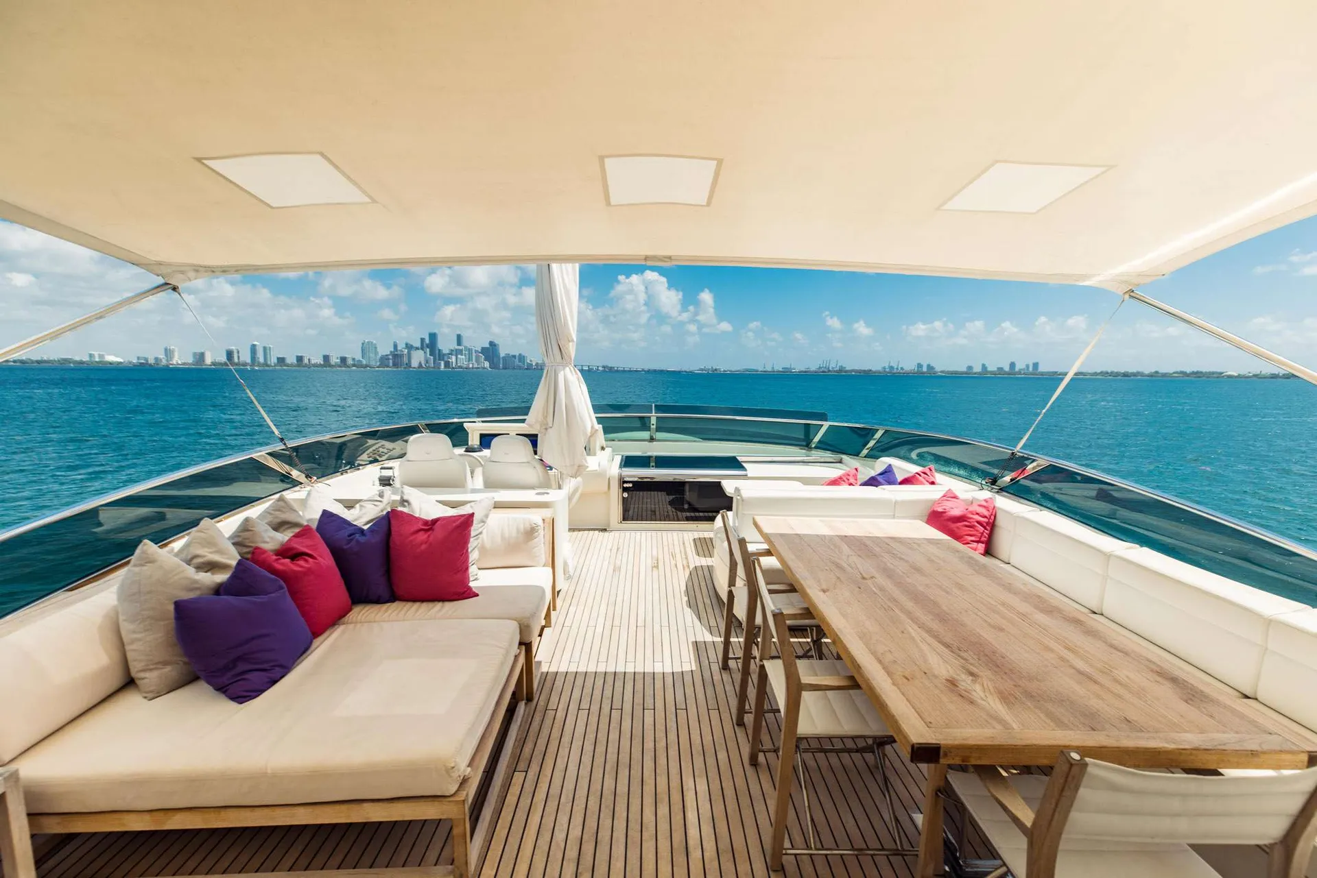 Stunning 105’ Dominator in Miami Beach with JACUZZI