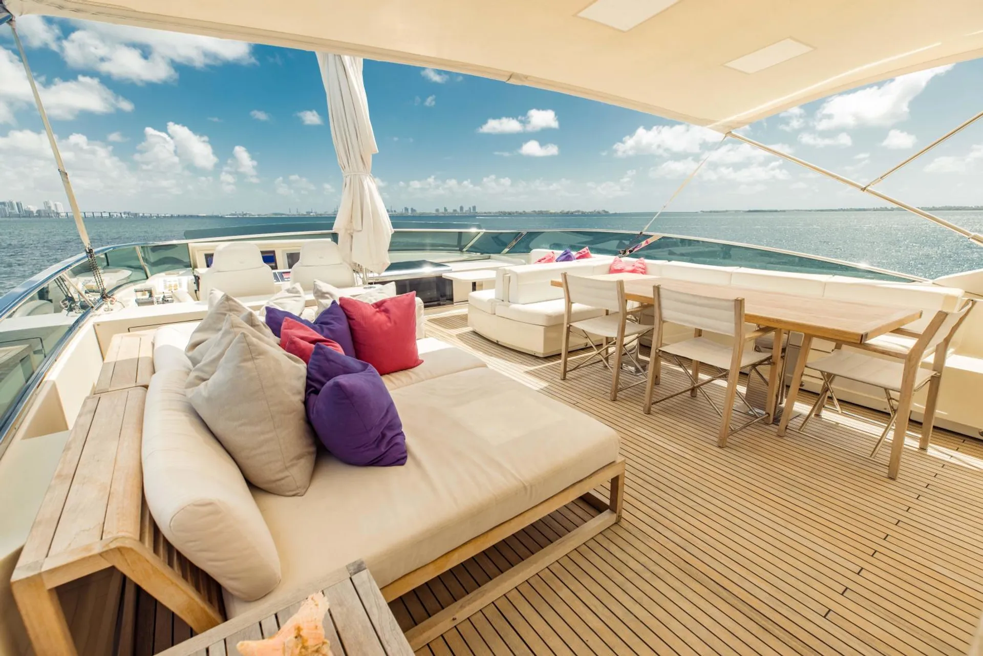 Stunning 105’ Dominator in Miami Beach with JACUZZI