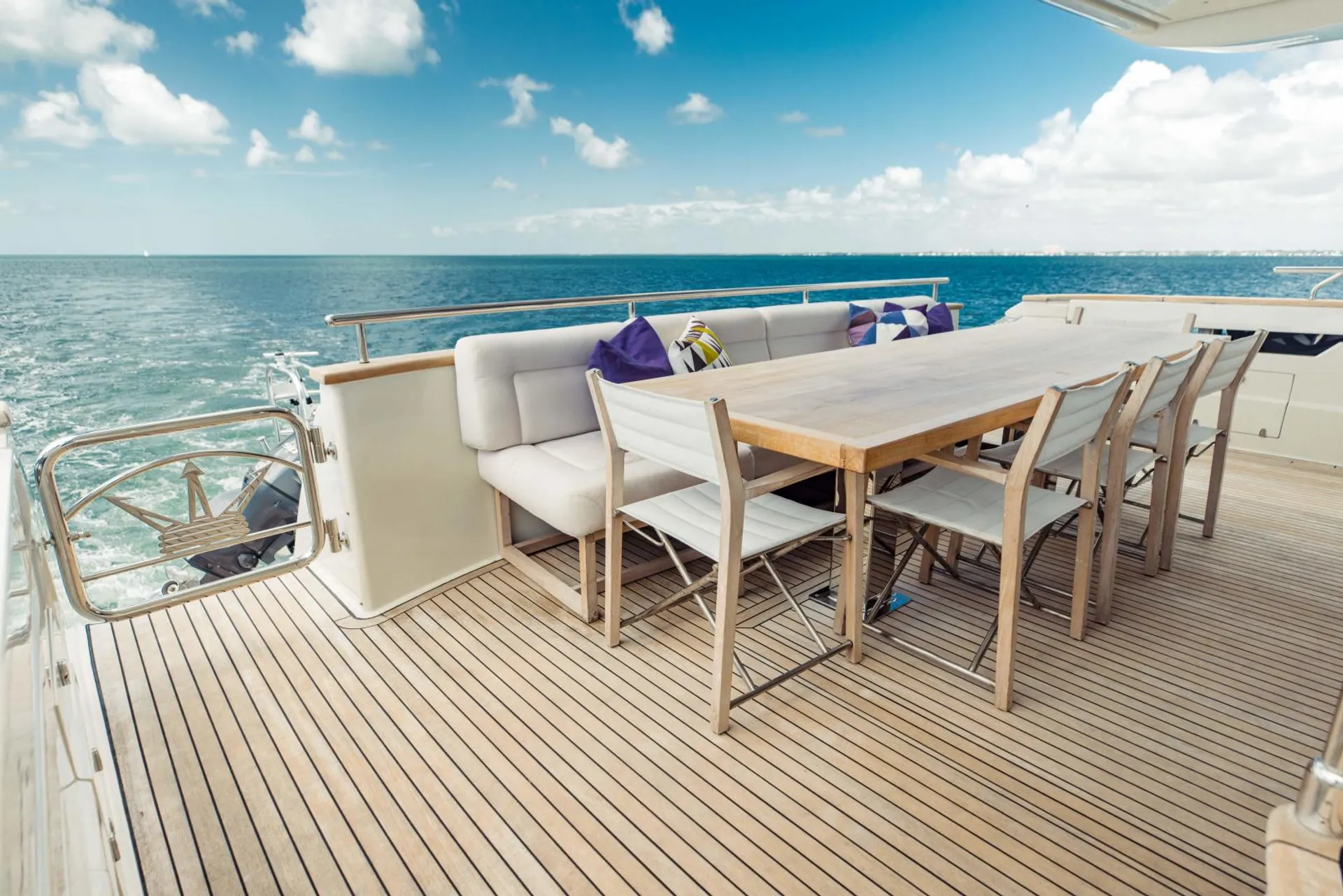 Stunning 105’ Dominator in Miami Beach with JACUZZI