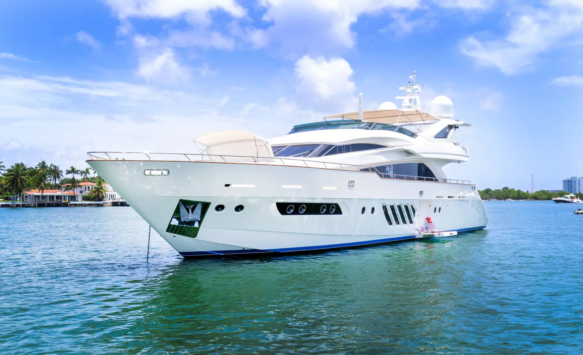 Stunning 105’ Dominator in Miami Beach with JACUZZI
