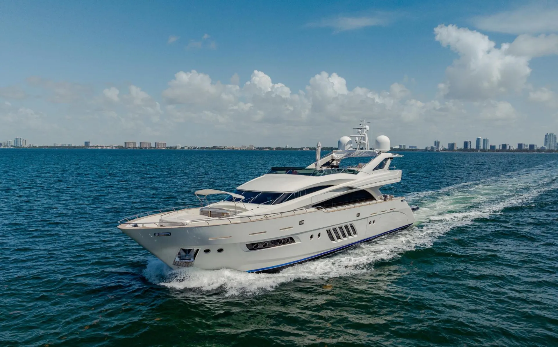 Stunning 105’ Dominator in Miami Beach with JACUZZI