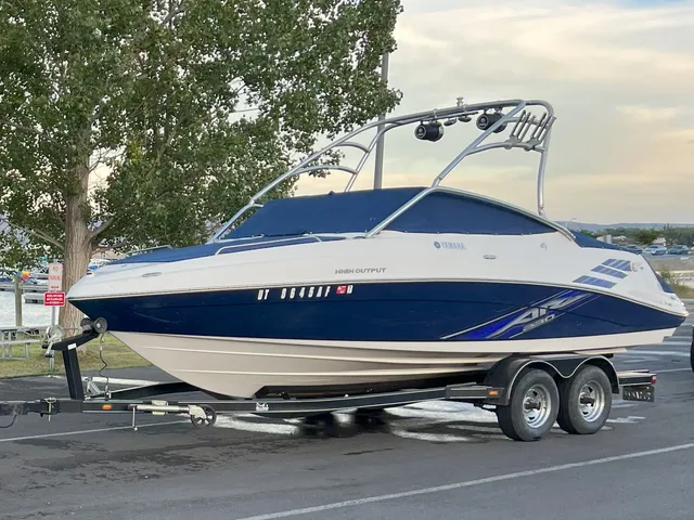 Rent a YAMAHA jet boat in Garden City, UT near me