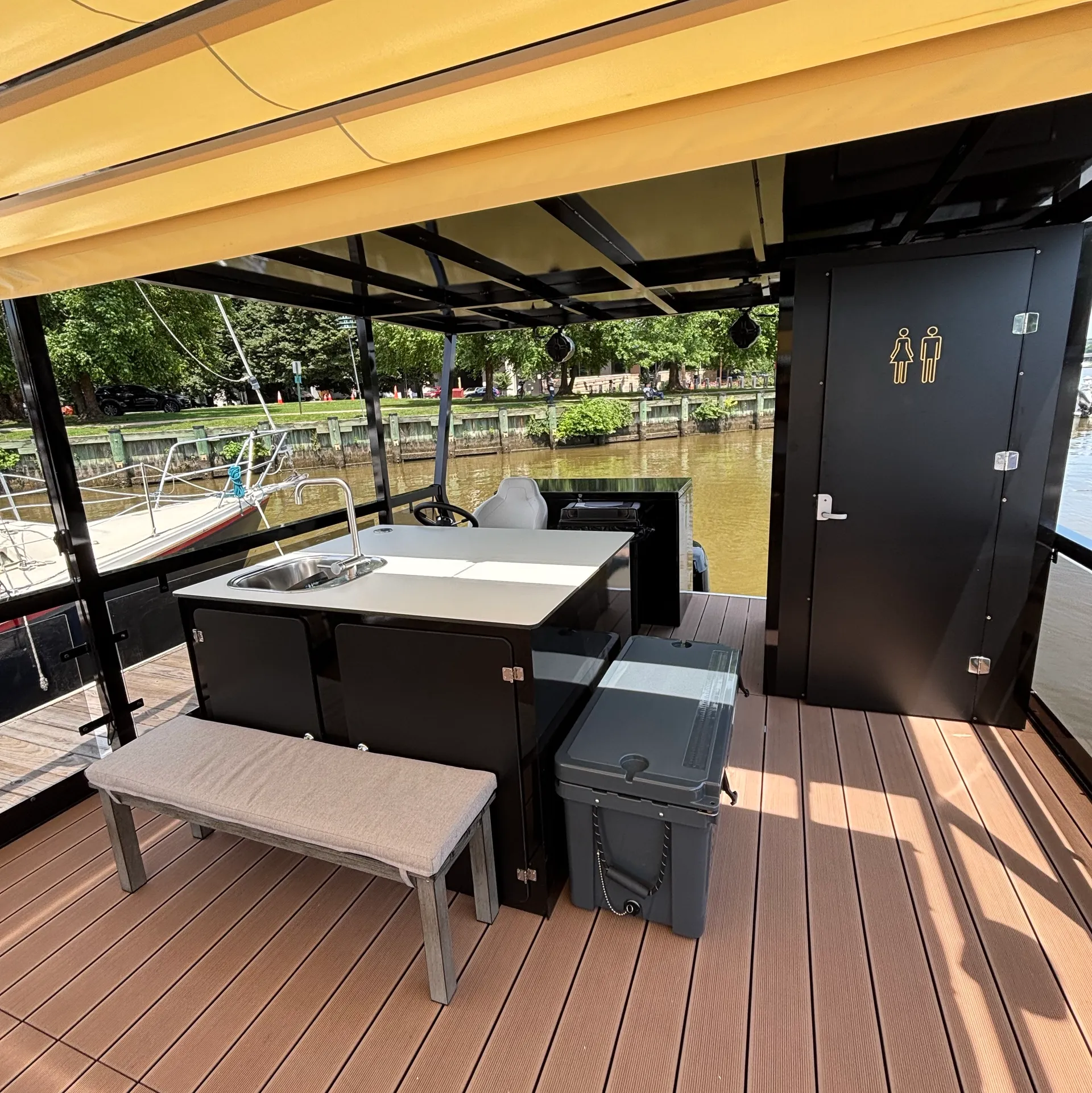 New Privé DC largest pontoon boat