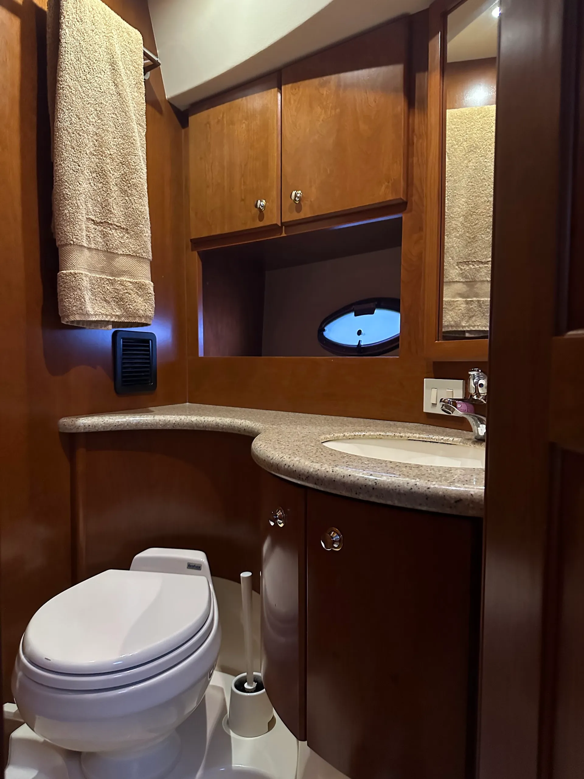 SILVERTON MARINE 35 MOTOR YACHT in Buford, GA — photo 5