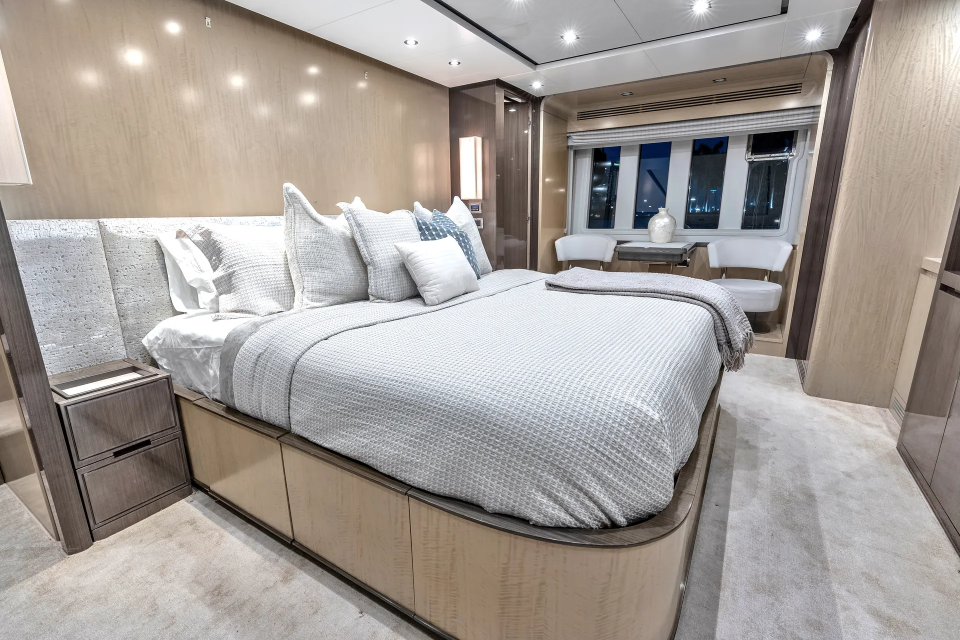 88ft Azimut "Cloud 9" –  Luxury Spacious Yacht w/ Jacuzzi