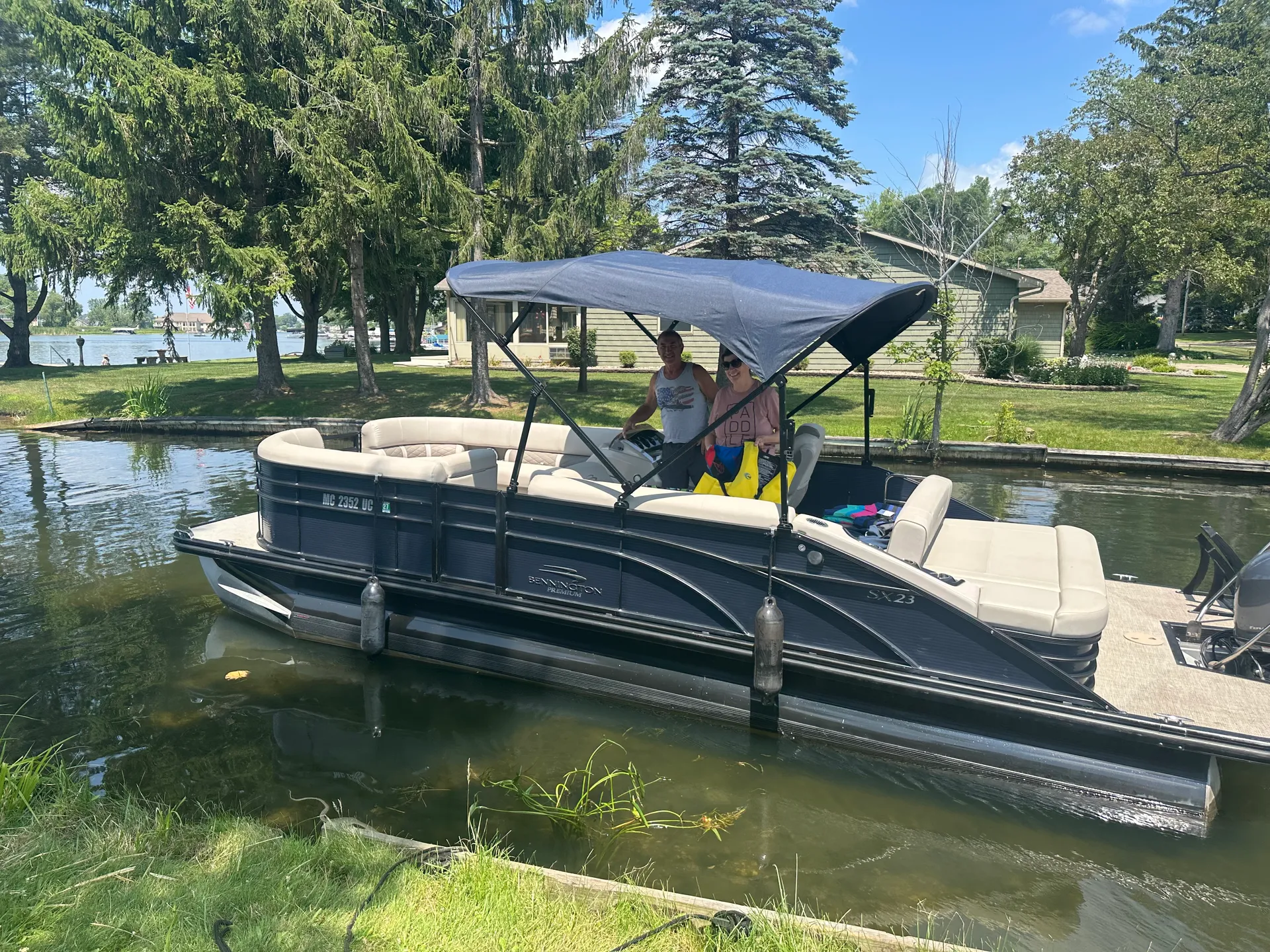 Luxurious Bennington Pontoon - Cruise Lake Fenton in Comfort and Style