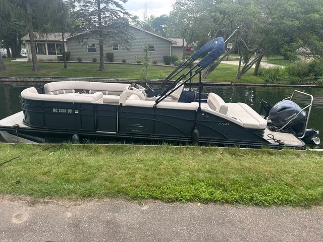 Rent a BENNINGTON MARINE pontoon in Fenton, MI near me