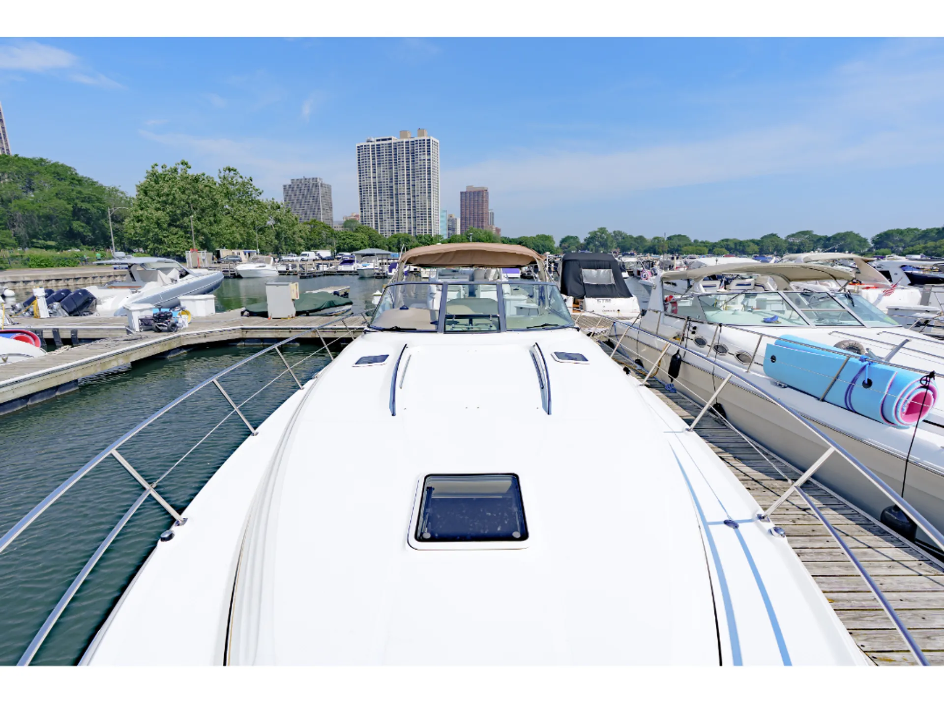 Sea Ray Sundancer 46ft – Chicago Yacht Rental & Playpen Cruise