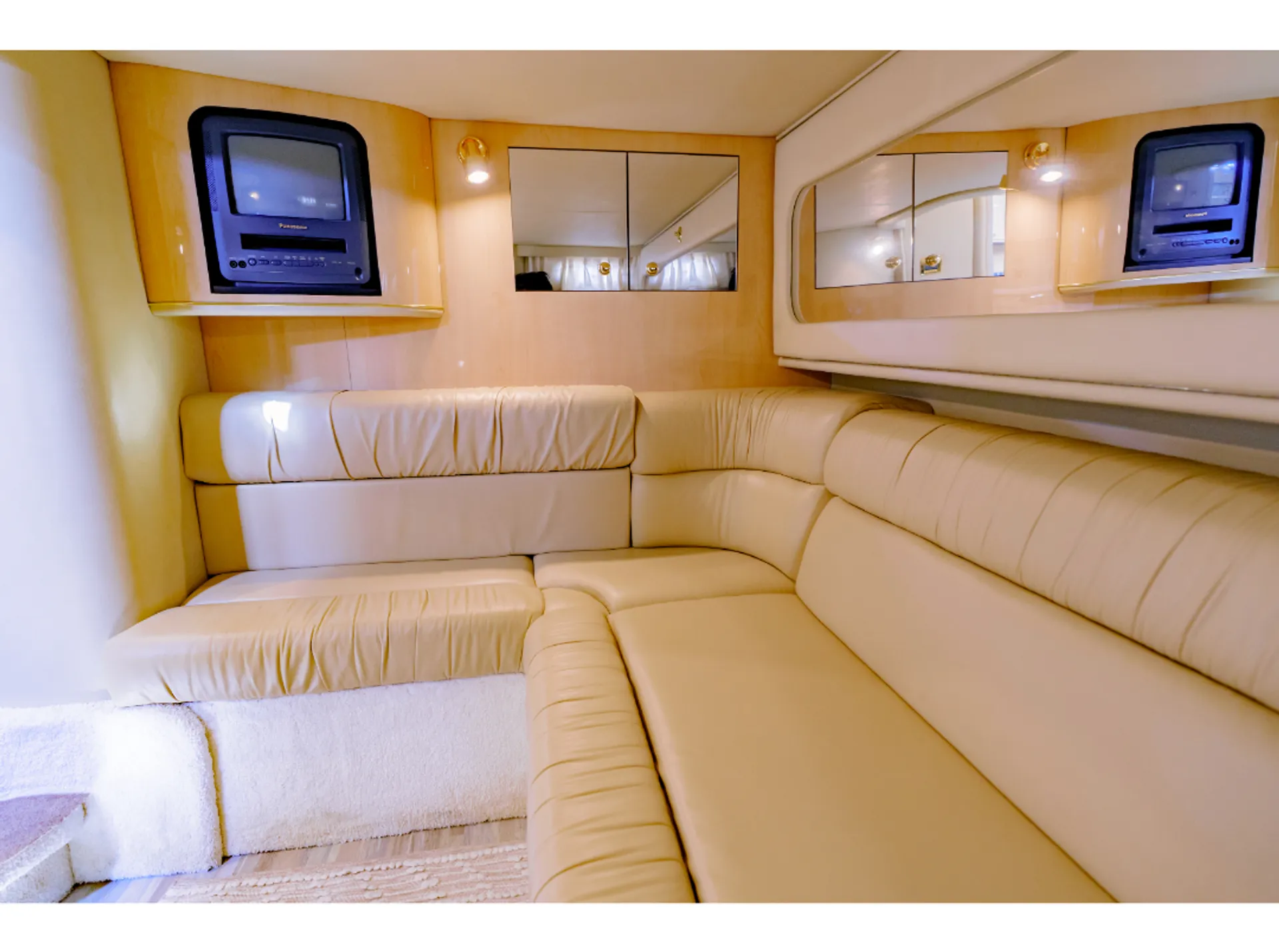 Sea Ray Sundancer 46ft – Chicago Yacht Rental & Playpen Cruise