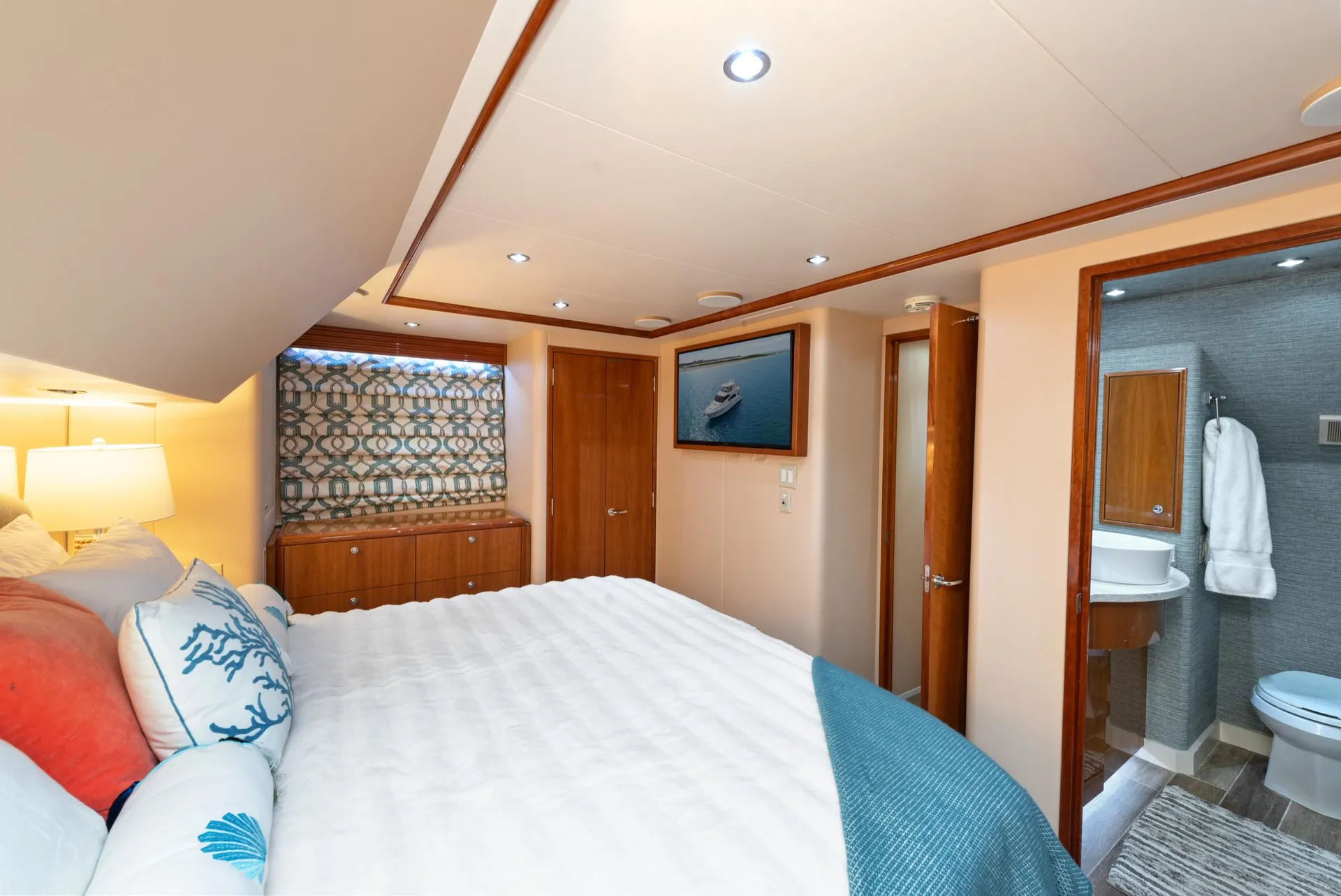 64-foot Luxury Motor Yacht - Captain, Crew and Fuel included in price!