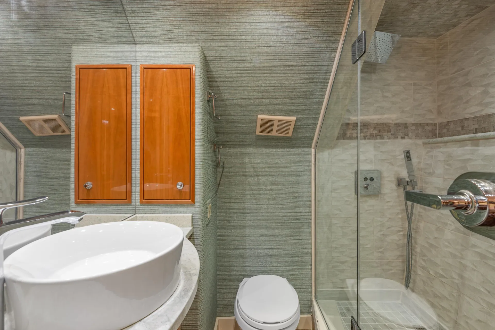 64-foot Luxury Motor Yacht - Captain, Crew and Fuel included in price!