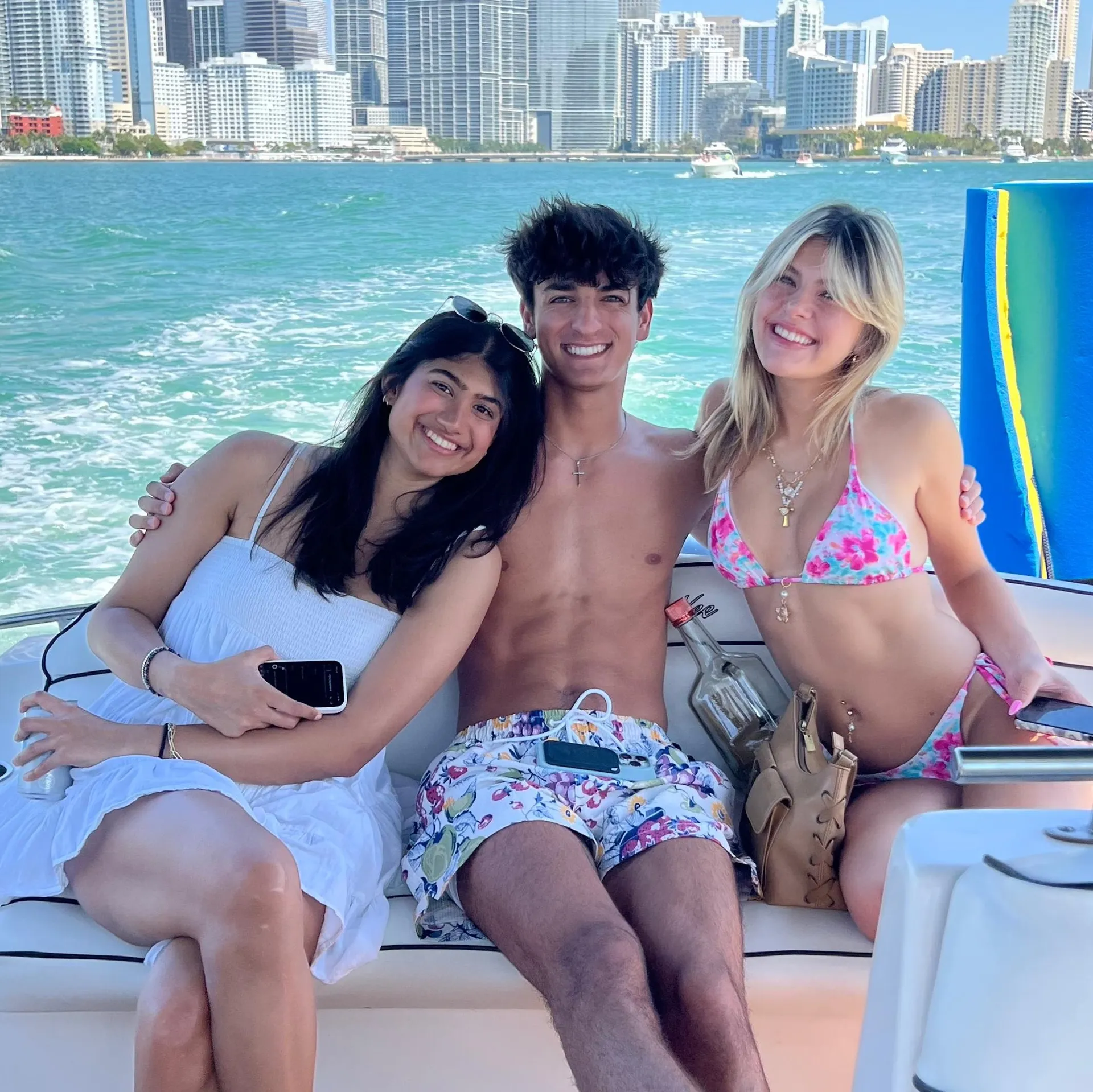 37ft Rinker FREE Champagne on 4hr+Miami Cruise 
