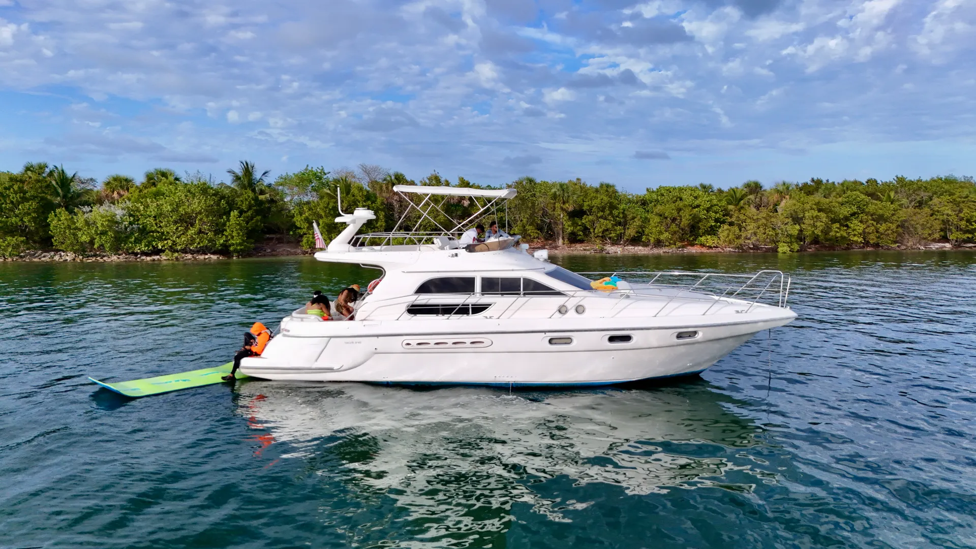 FREE HOUR!!! Beautiful 48' Flybridge Yacht 🛥️🍾 NO HIDDEN FEES!