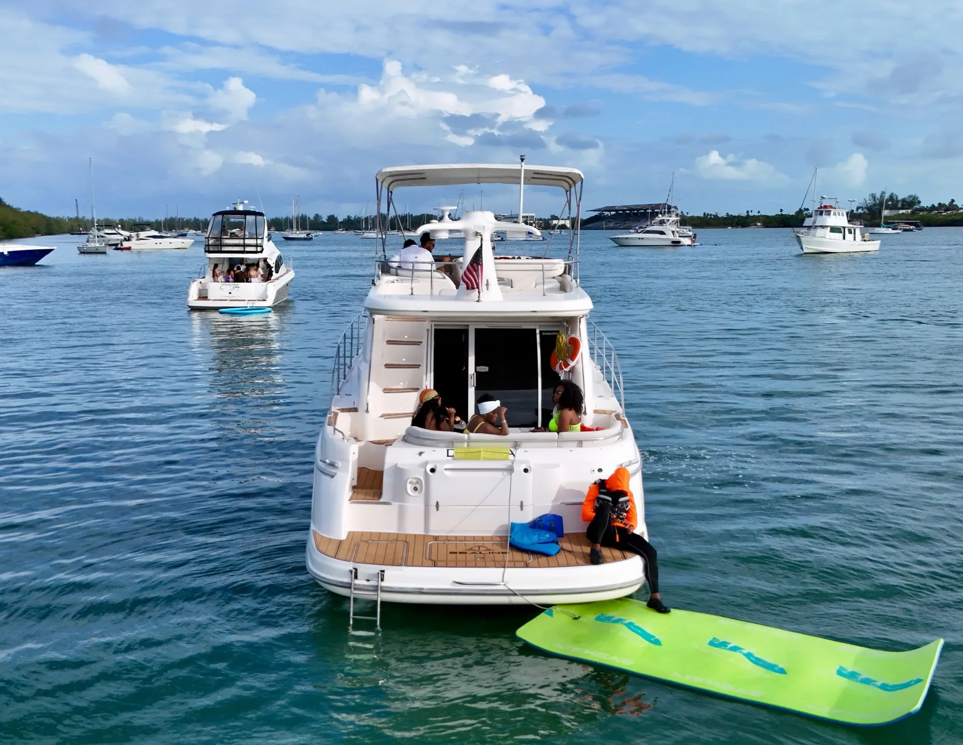 FREE HOUR!!! Beautiful 48' Flybridge Yacht 🛥️🍾 NO HIDDEN FEES!