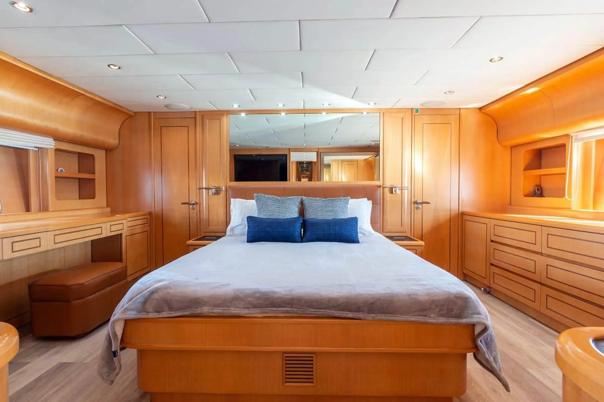 95ft Leopard Pershing Mega Yacht w/Water Toys