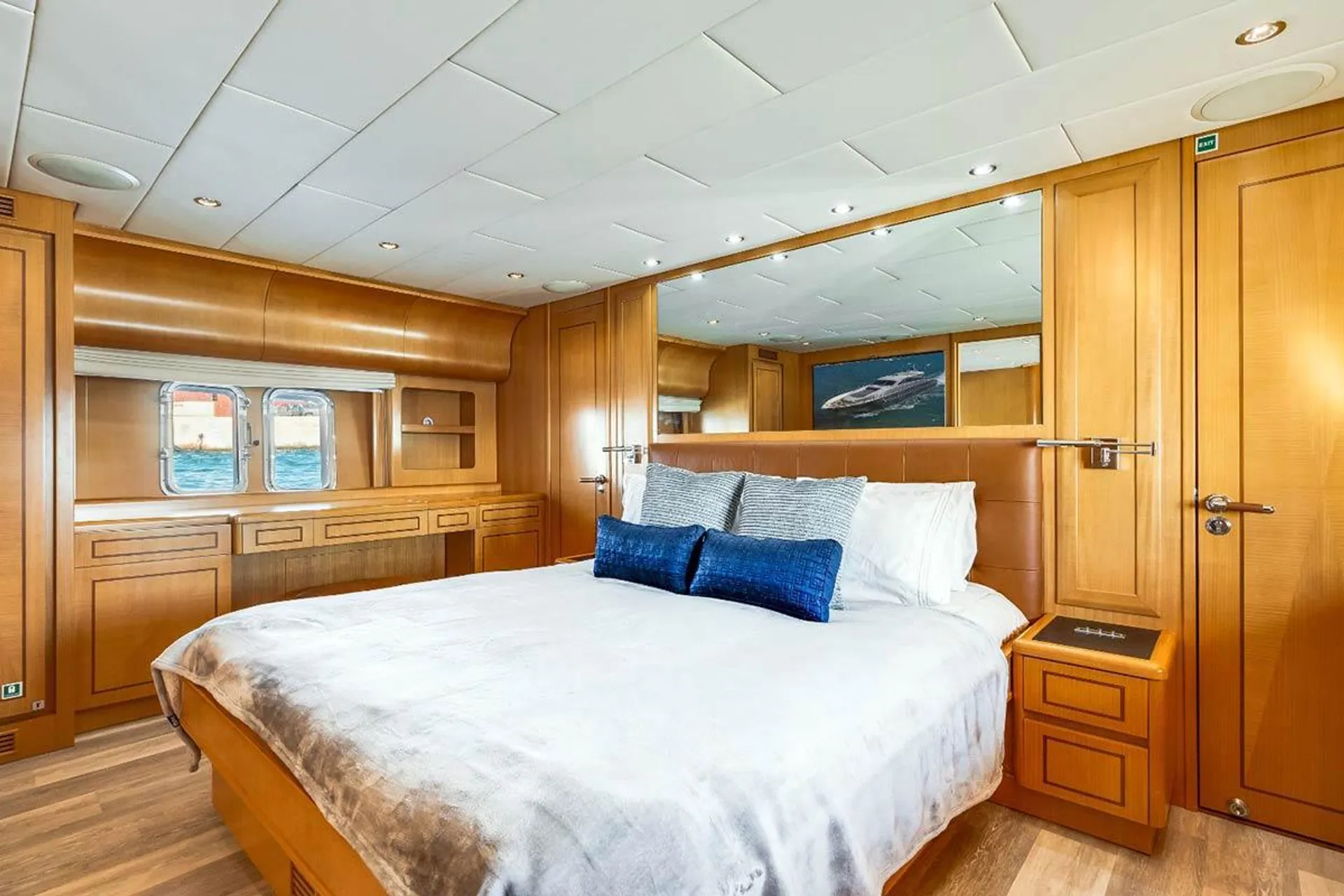 95ft Leopard Pershing Mega Yacht w/Water Toys