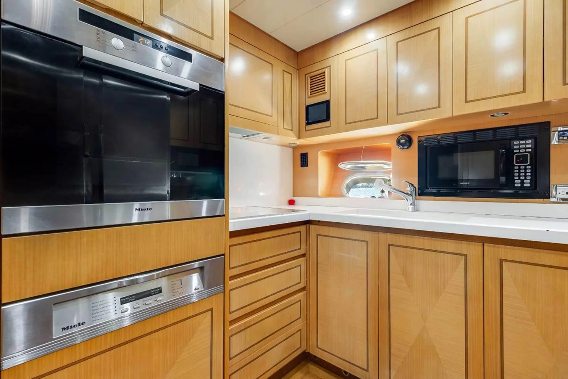 95ft Leopard Pershing Mega Yacht w/Water Toys