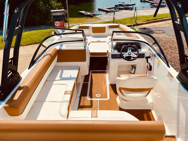 Rent a BAYLINER deck boat in Mooresville, NC near me