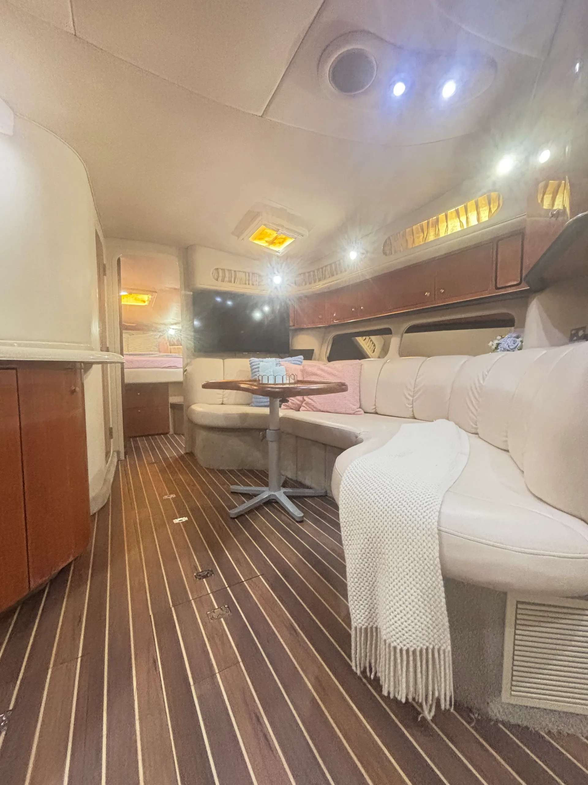 🌊 Luxury yacht deal: 1 FREE Hour aboard the 45’ Ocean Breeze