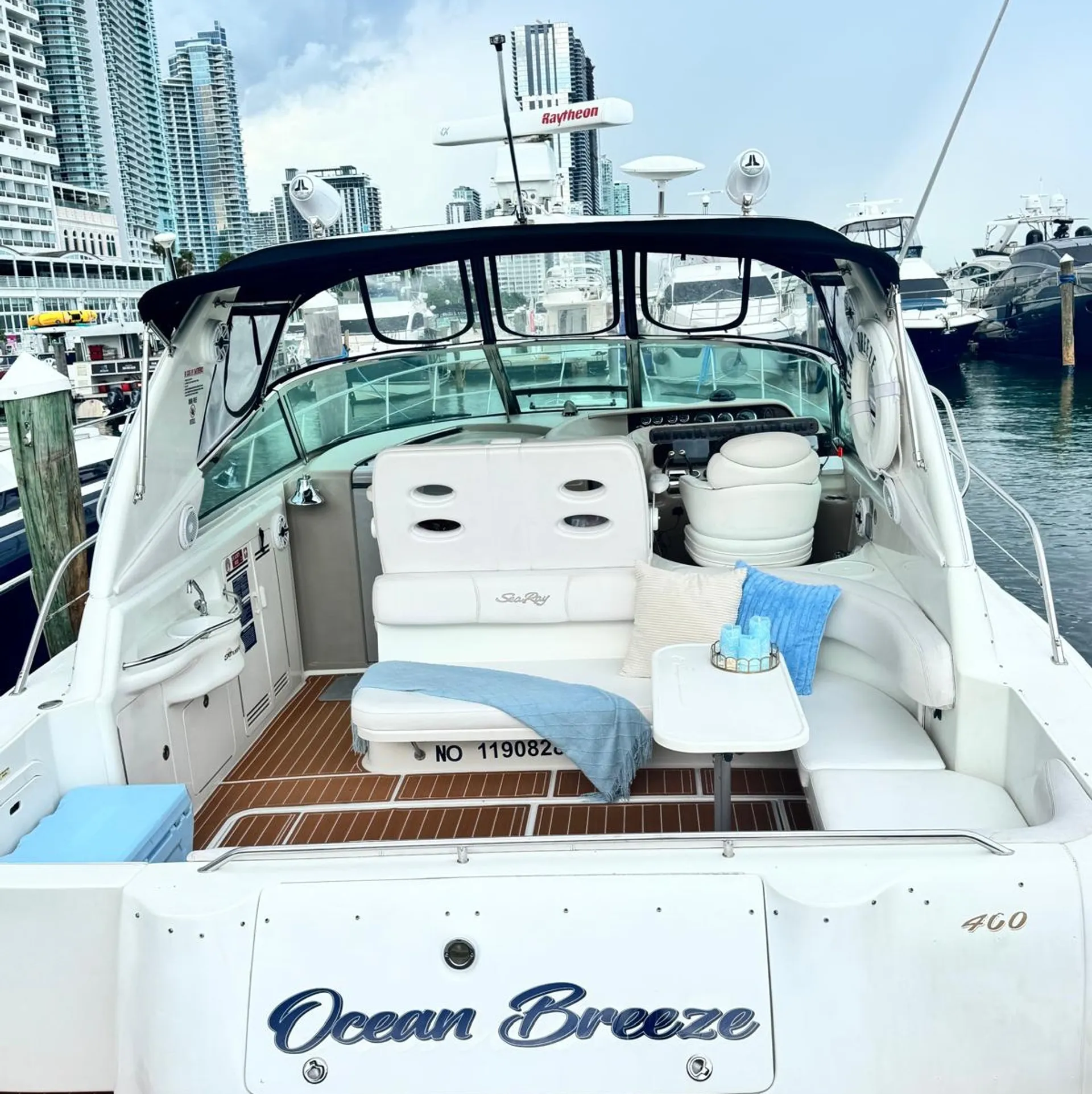 🌊 Luxury yacht deal: 1 FREE Hour aboard the 45’ Ocean Breeze