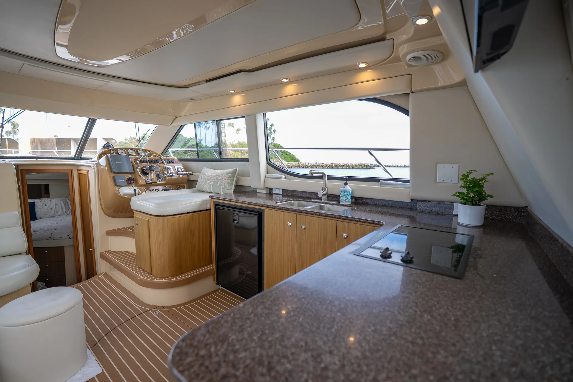 34' Bayliner Command Bridge Cruiser with Flybridge in Los Angeles