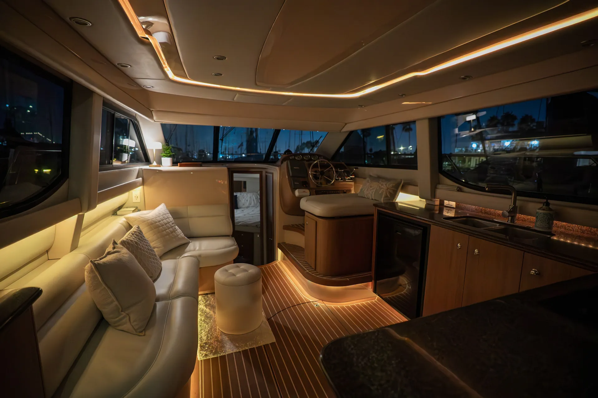 34' Bayliner Command Bridge Cruiser with Flybridge in Los Angeles
