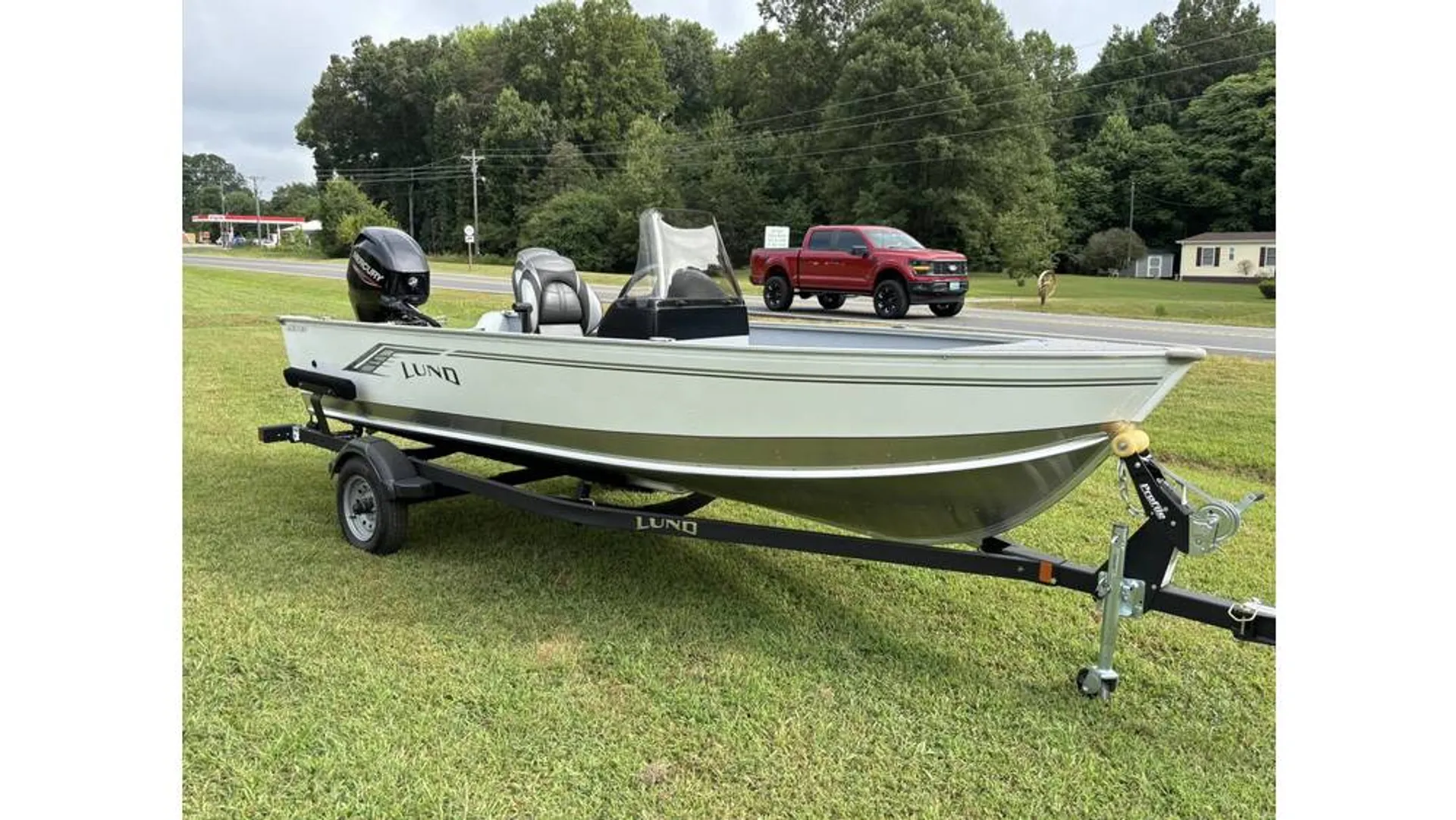 Family-Friendly Lund Fury SS for Fishing and Water Adventures