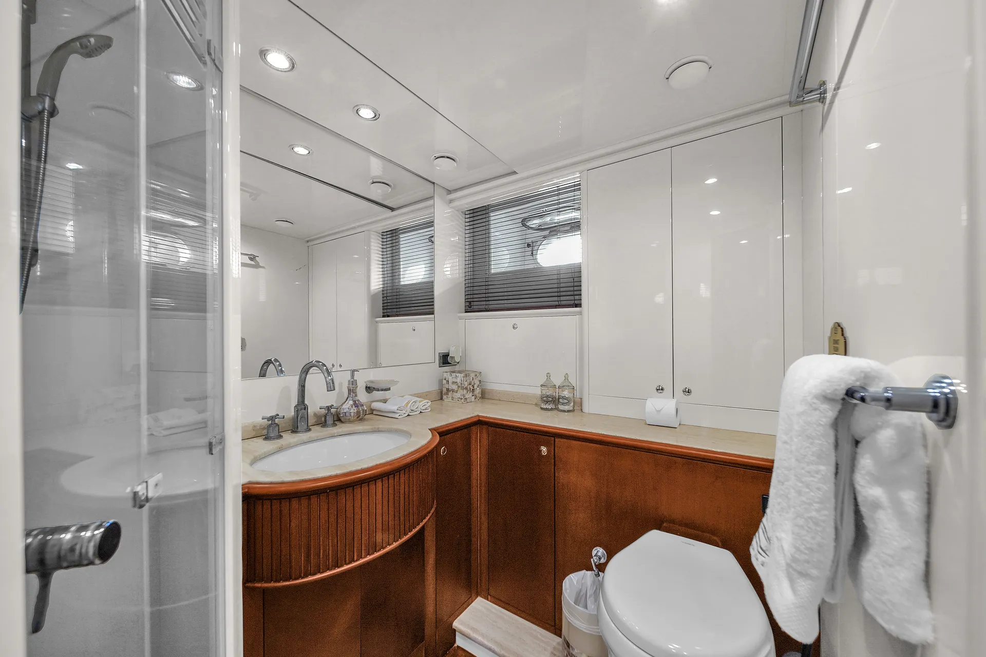 Free Hour // Luxury Azimut 100ft with Jacuzzi ("no hidden fees")