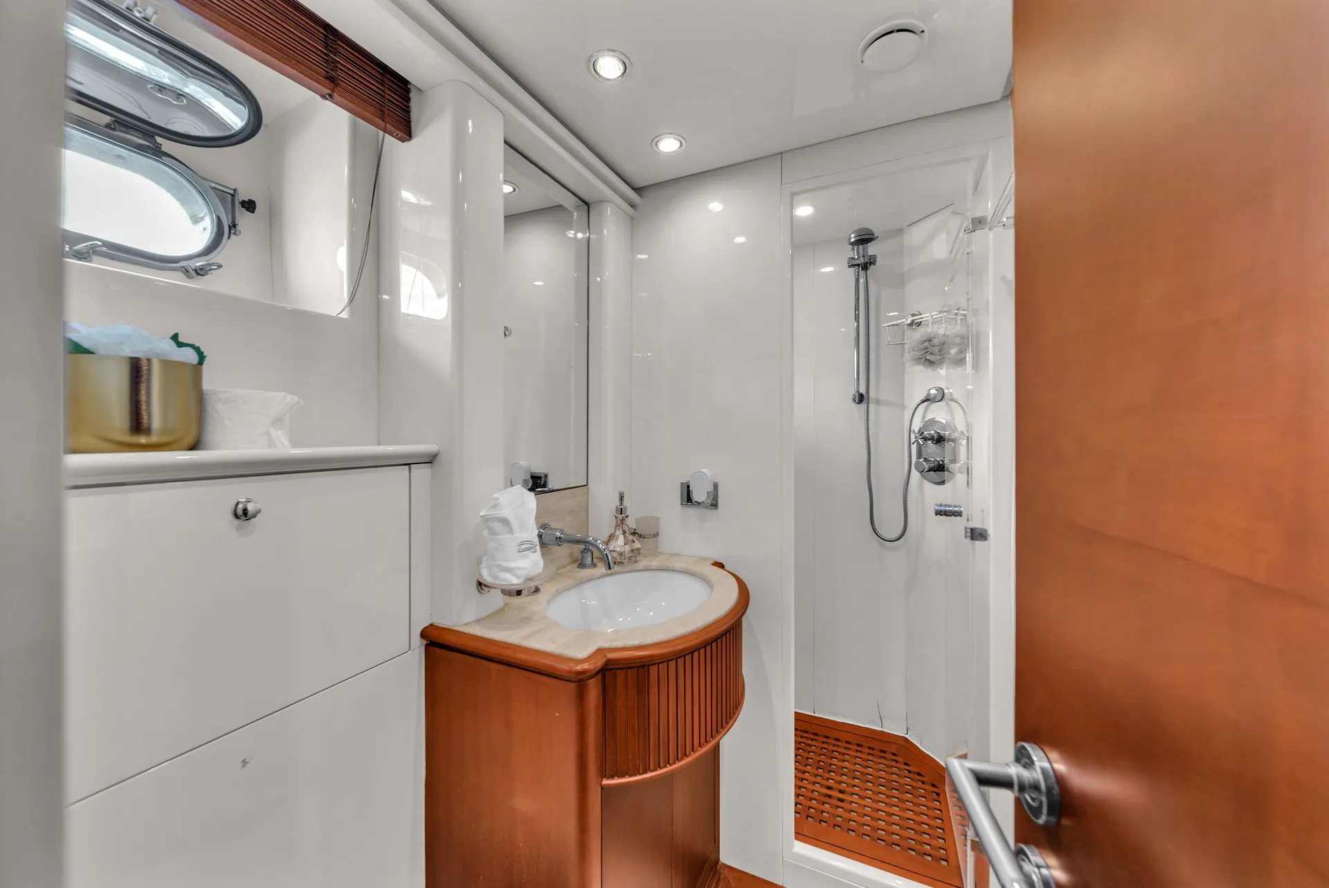 Free Hour // Luxury Azimut 100ft with Jacuzzi ("no hidden fees")