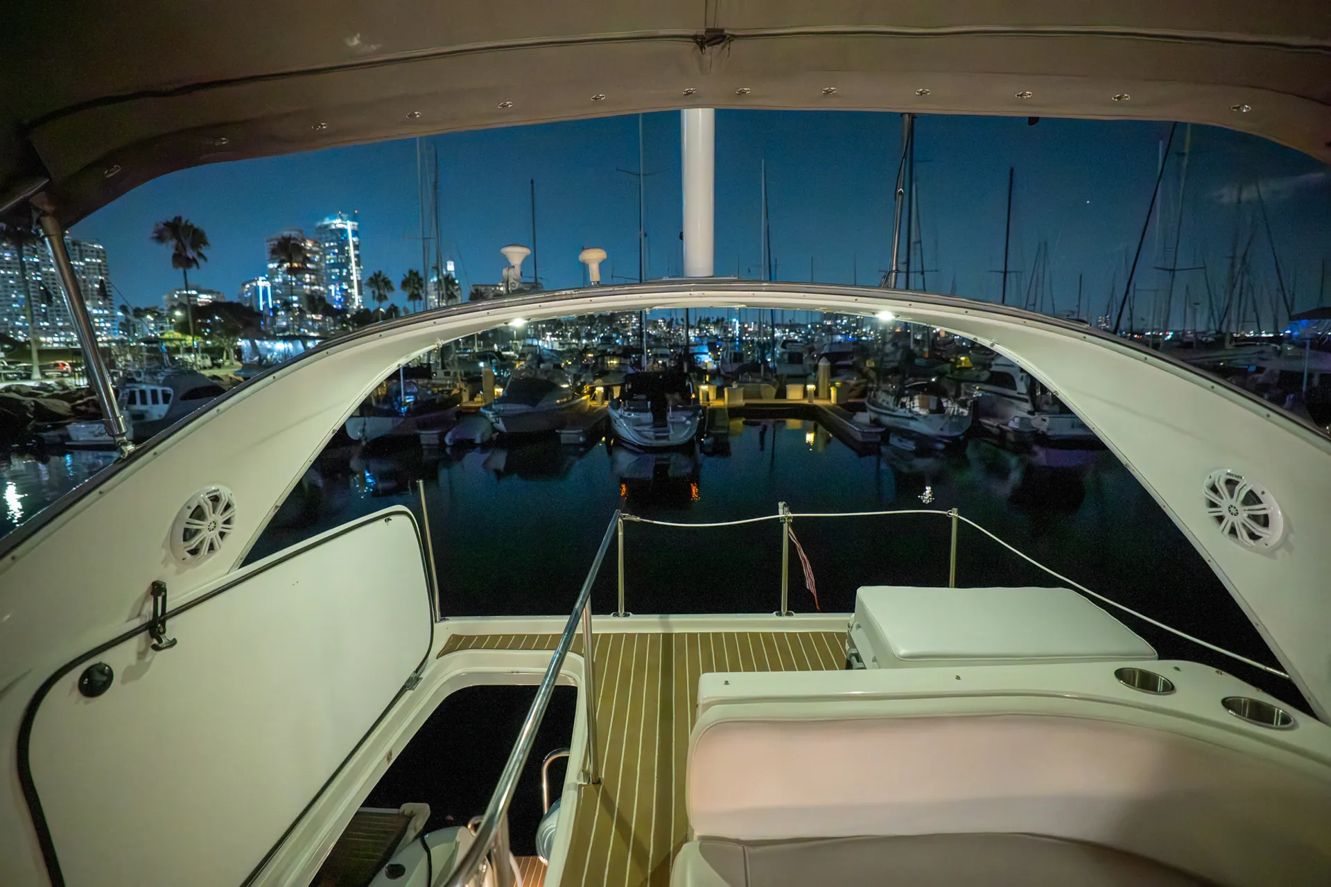 34' Bayliner Command Bridge Cruiser with Flybridge in Los Angeles